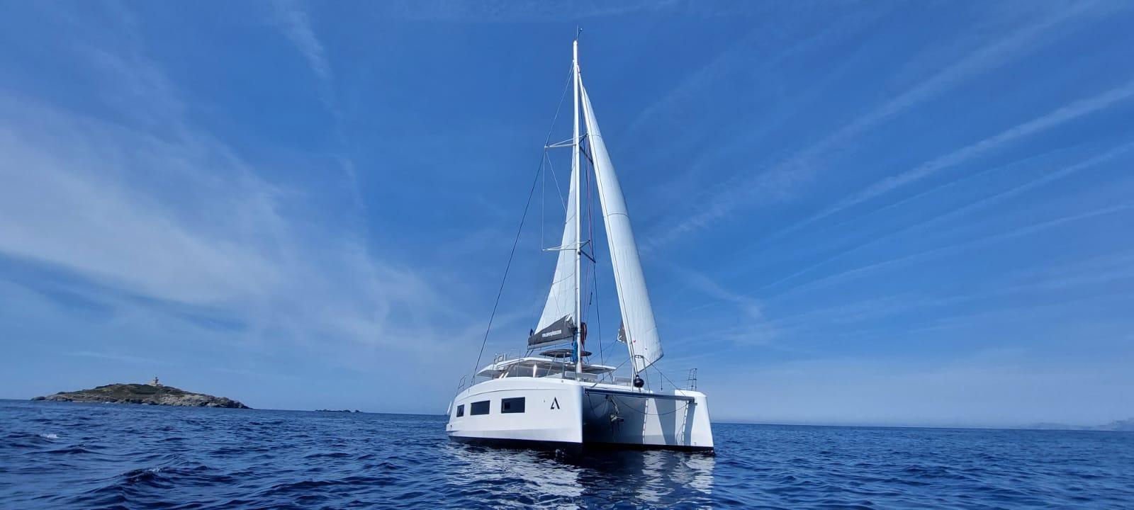 De catamaran Manua op zee met Cat Explorer Cote d'Azur.