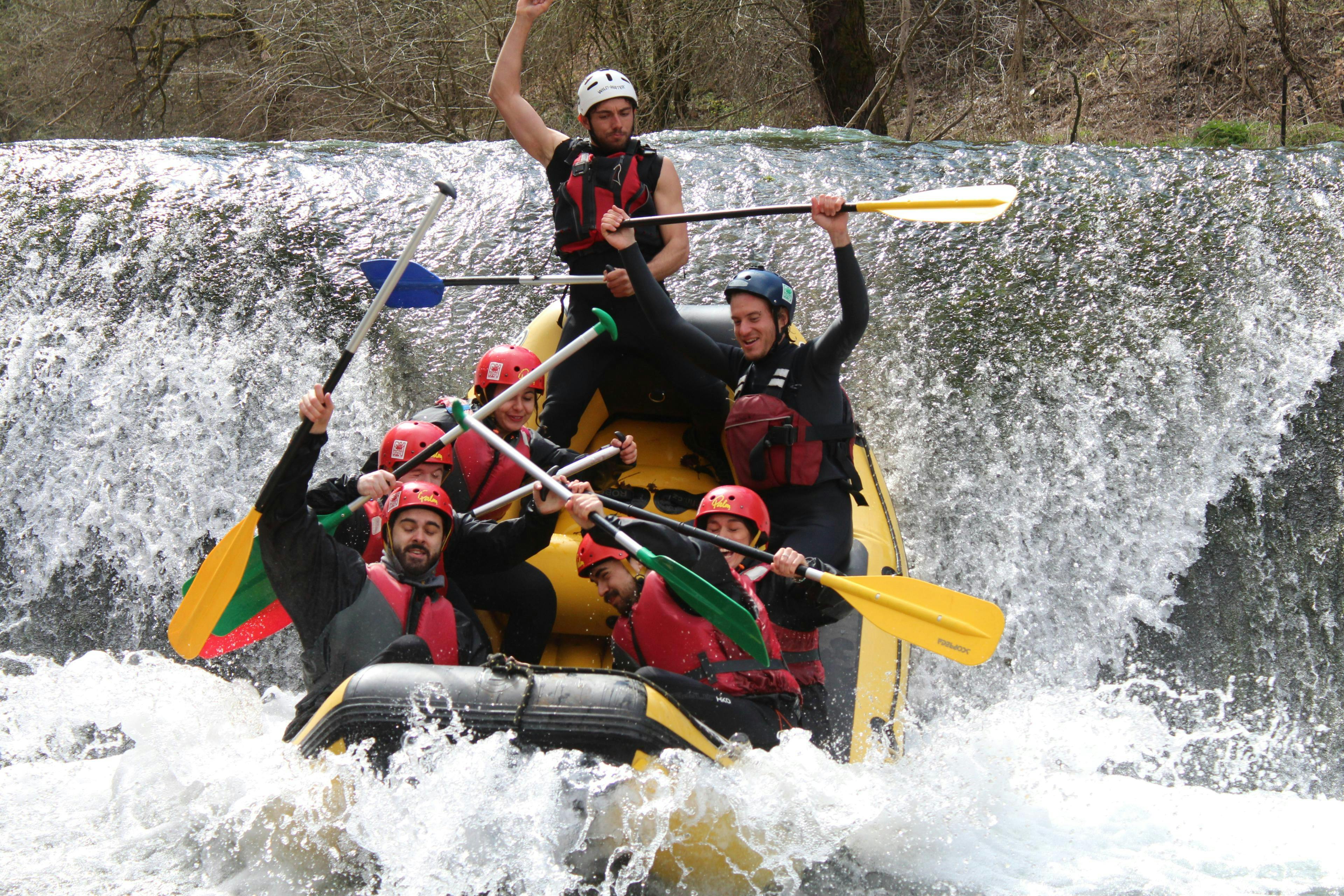 Rafting Nomad Vallo di Nera Beeindruckende Landschaften mit Bergen und Meer, wo Aktivitäten von Rafting Nomad Vallo di Nera stattfinden.