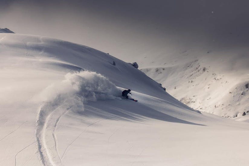 Ein Skifahrer zieht Spuren im frischen Pulverschnee mit der Skischule Sankt Englmar.
