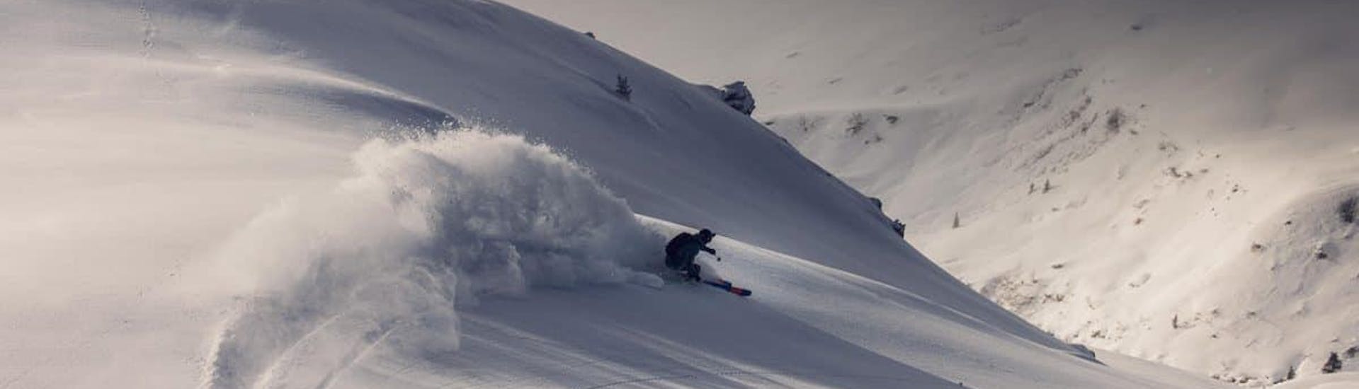 Ein Skifahrer zieht Spuren im frischen Pulverschnee mit der Skischule Sankt Englmar.
