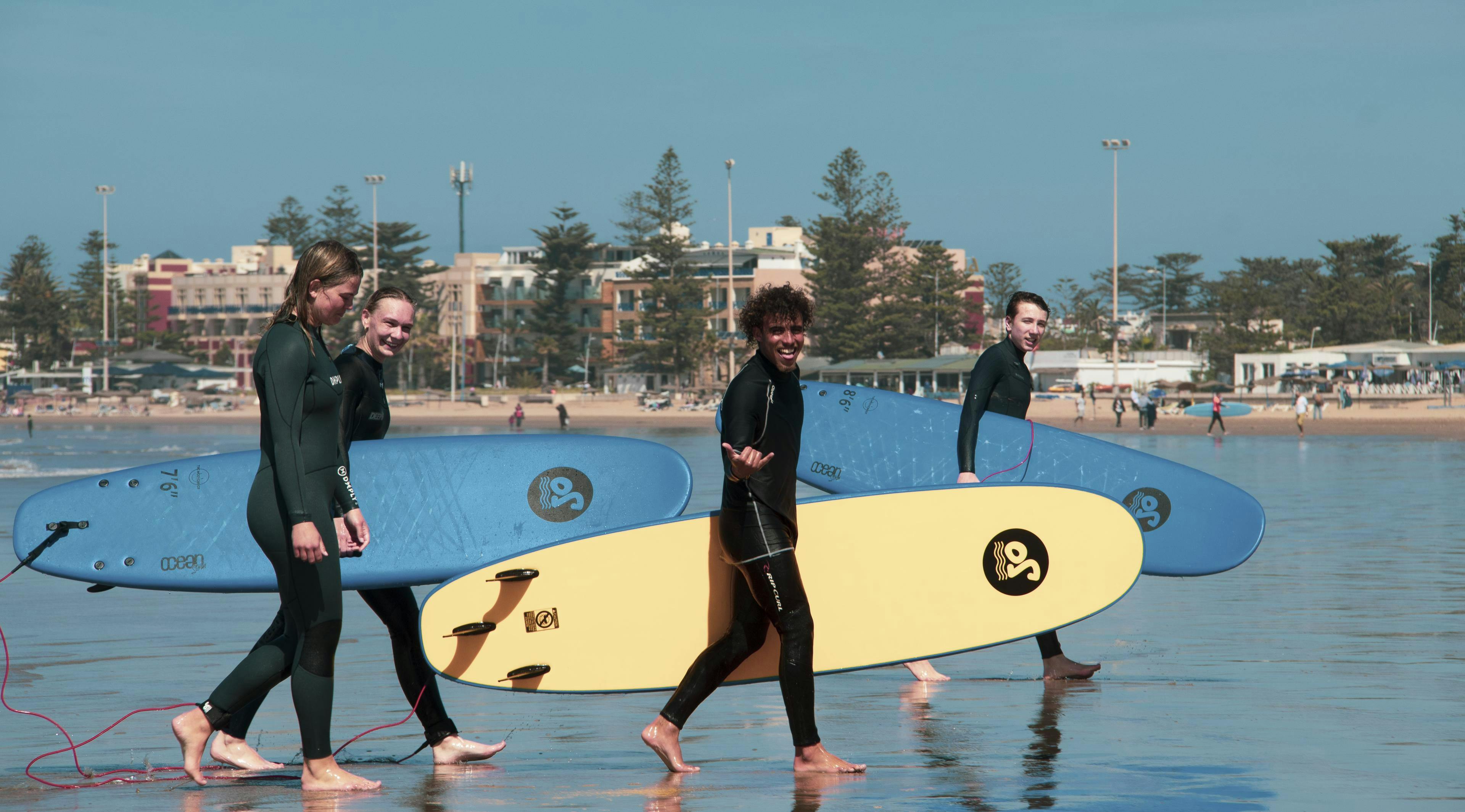 Yalla Surf School Essaouira Beeindruckende Landschaften mit Bergen und Meer, wo Aktivitäten von Yalla Surf School Essaouira stattfinden.