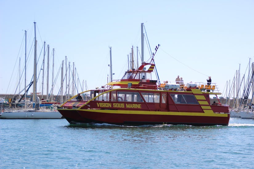 Bottom-glass catamaran in the port of Sète with Sète Croisières.