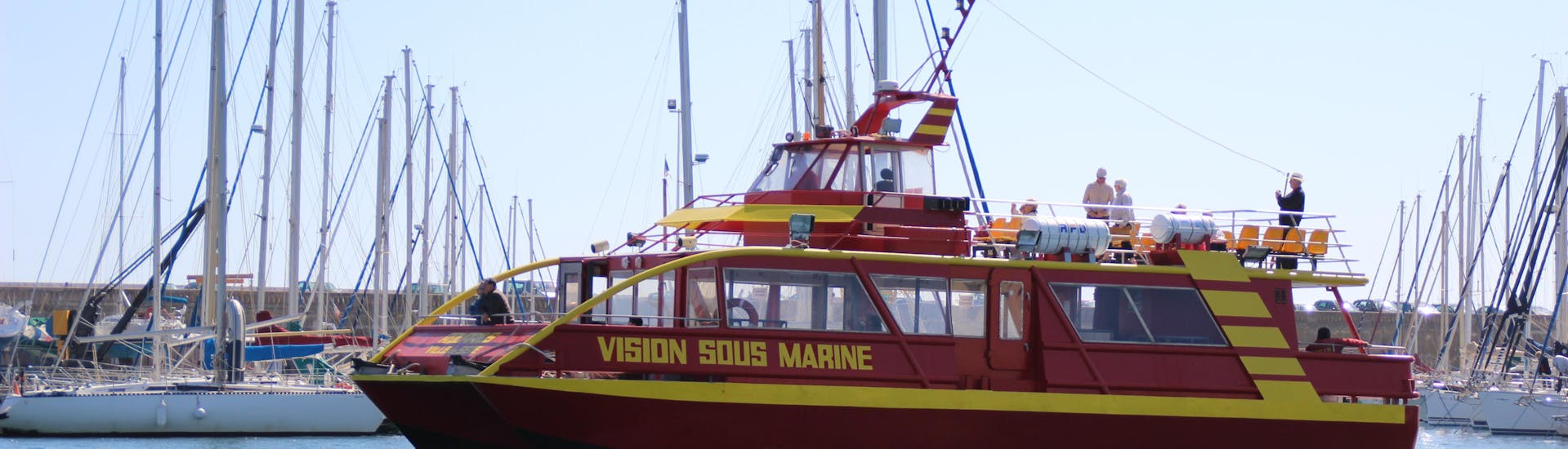 Bottom-glass catamaran in the port of Sète with Sète Croisières.