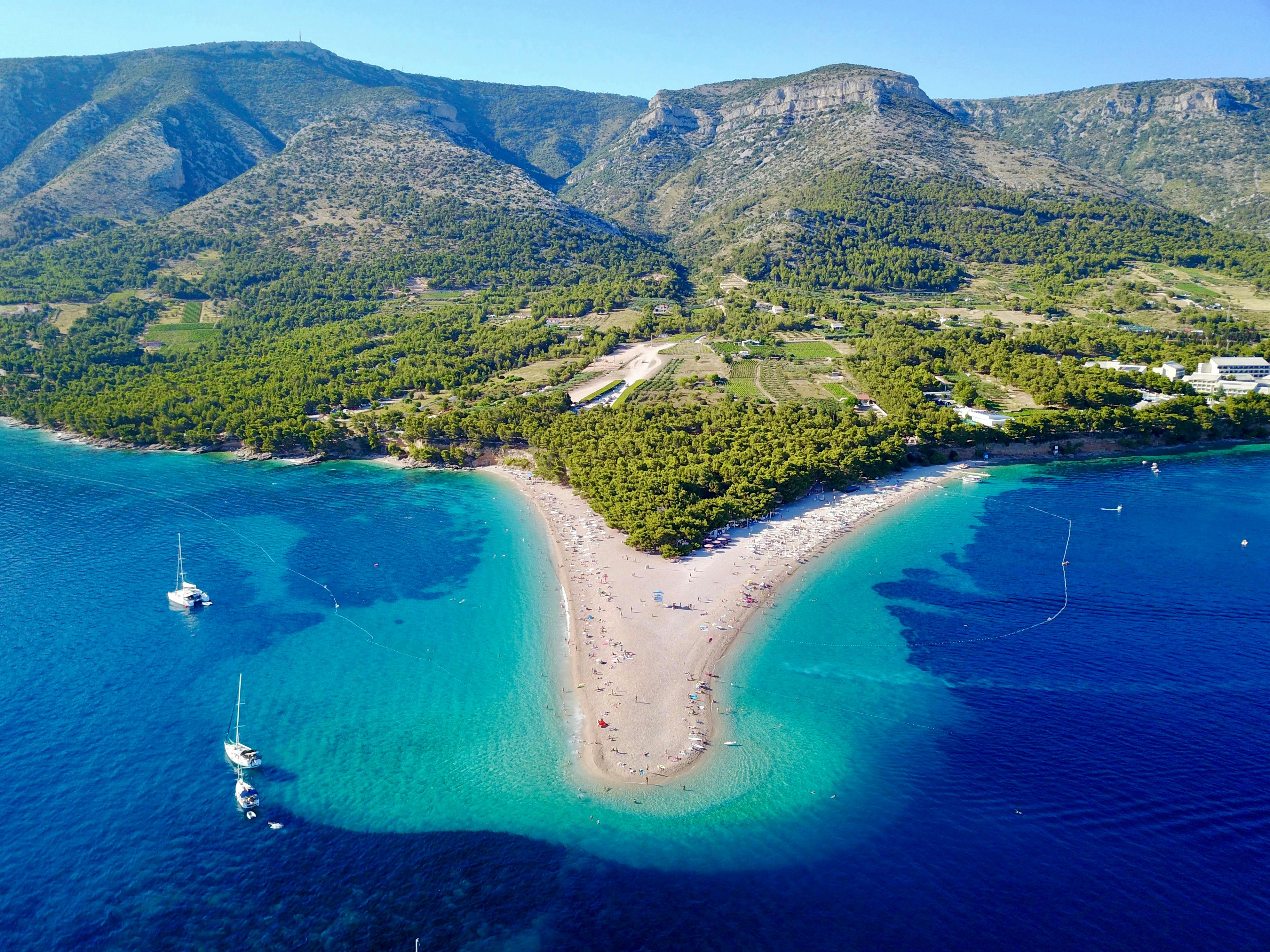 Beautiful landscapes showcasing mountains and sea, where the experiences of Big Blue Sport Bol are taking place.