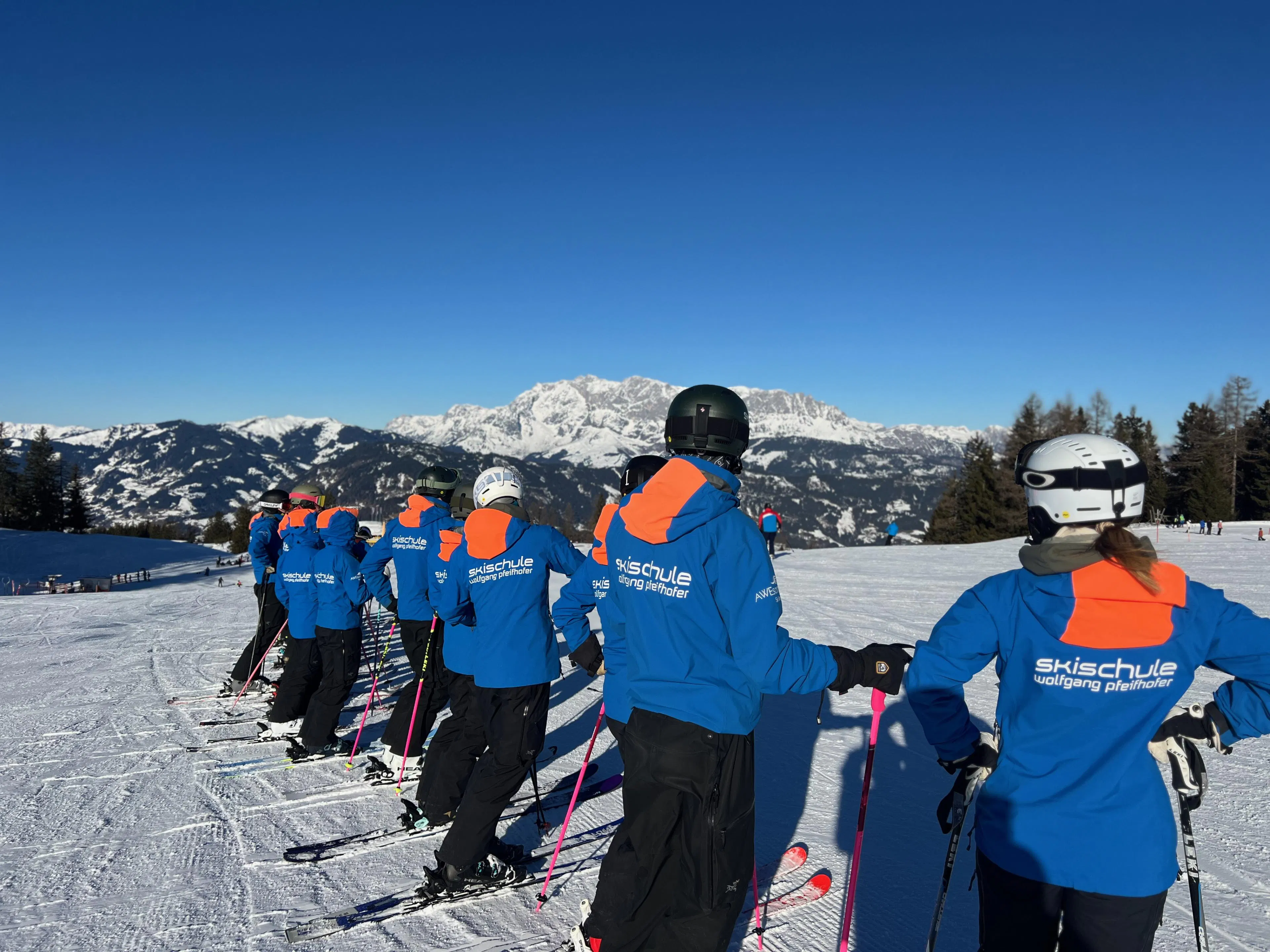 Prachtige landschappen met bergen en zee, waar de ervaringen van Ski School Wolfgang Pfeifhofer Alpendorf plaatsvinden.