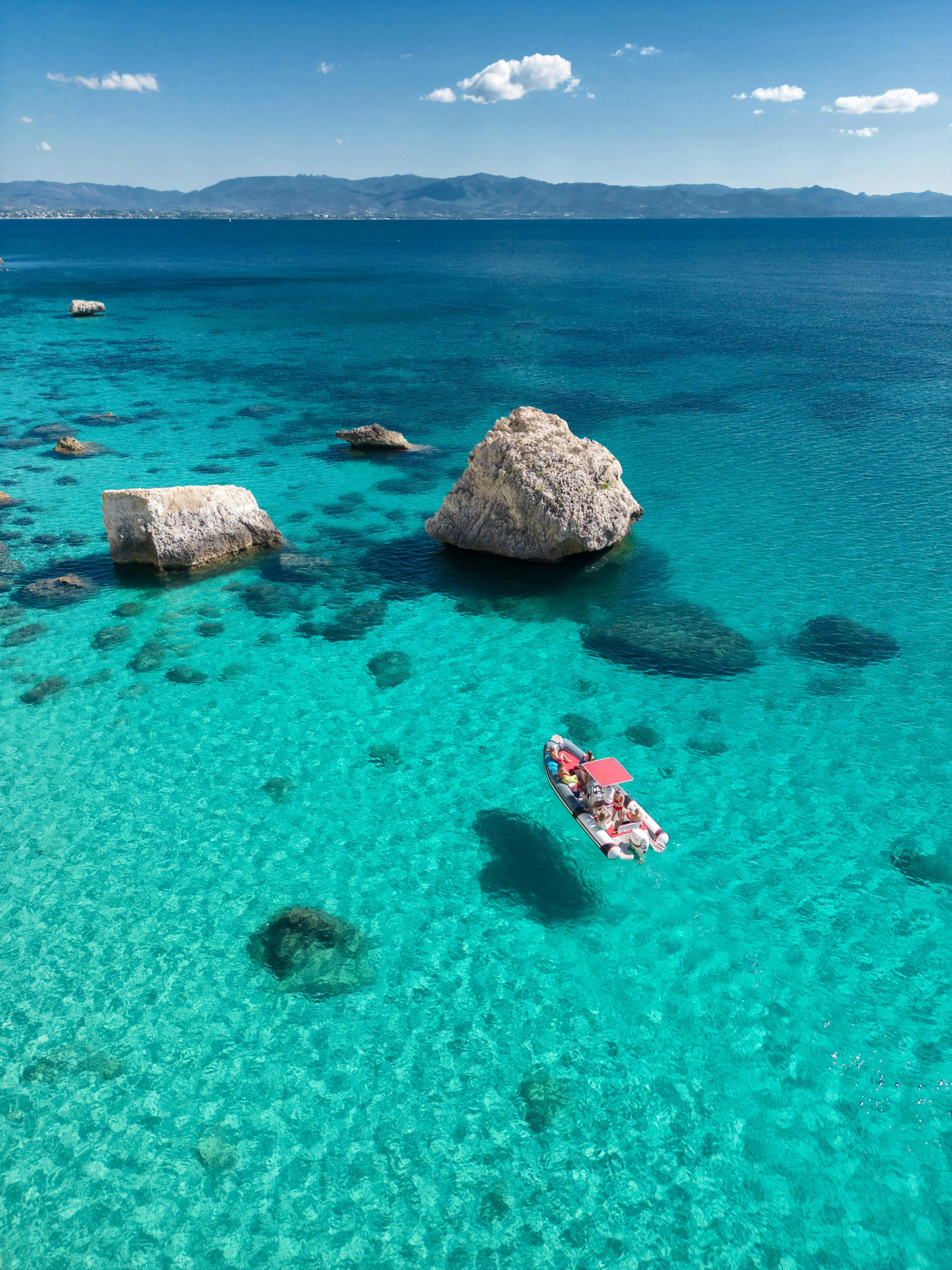 Paisajes impresionantes de montaña y mar, donde tienen lugar las experiencias de Blue Rent Boat Cagliari.