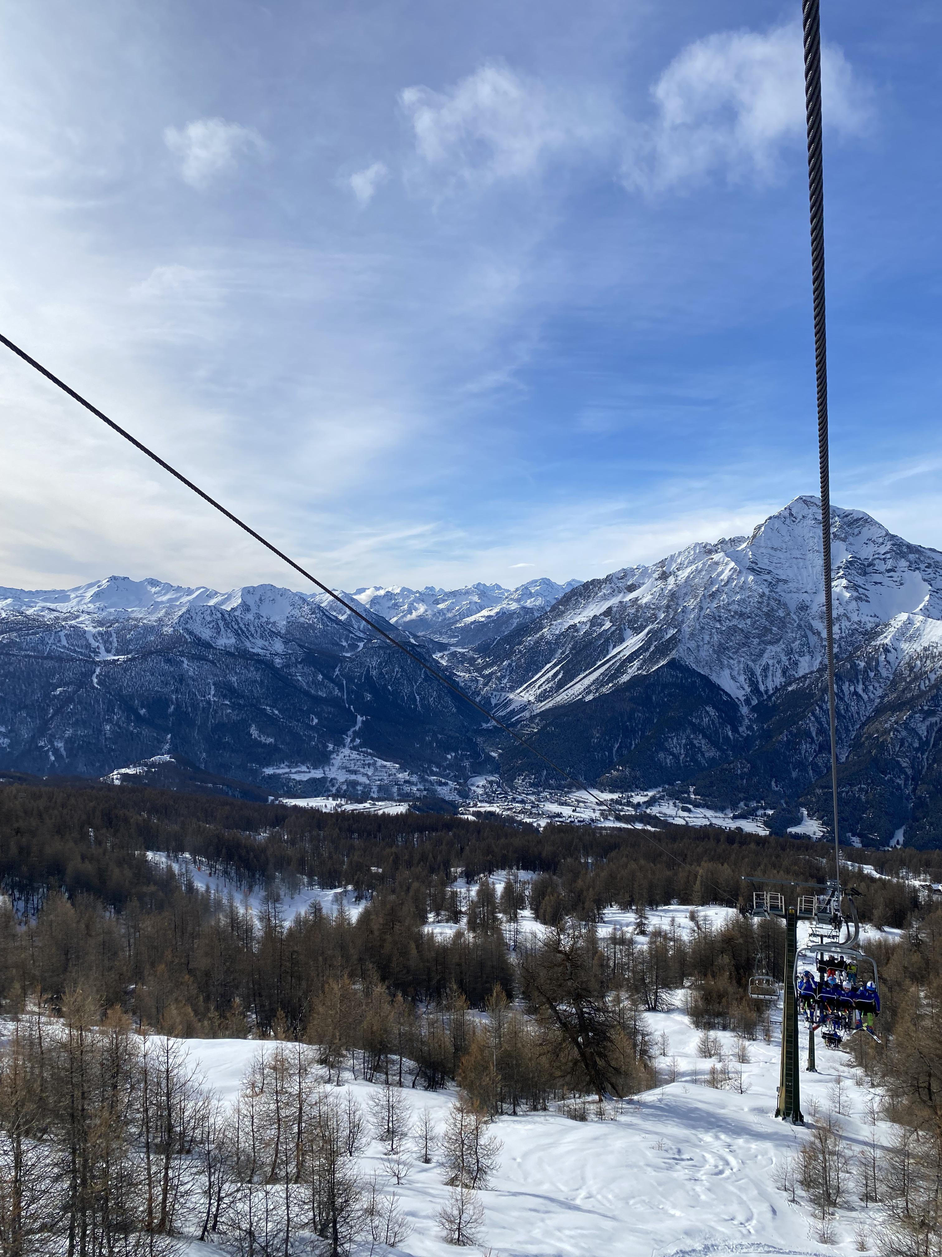 Vistas de las montañas mientras se sube en el telesilla.