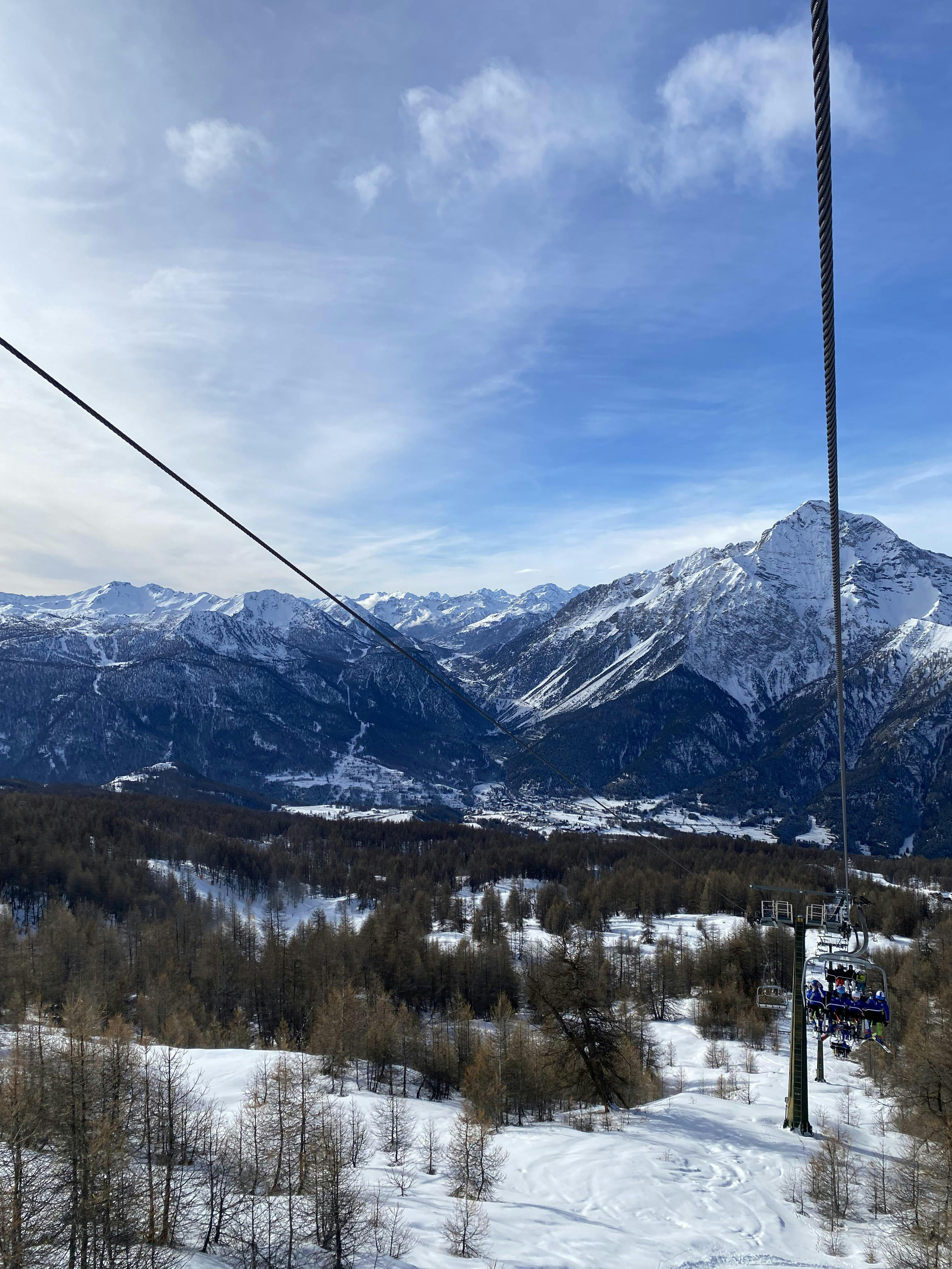 Chaberton Outdoor Activities Prachtige landschappen met bergen en zee, waar de ervaringen van Chaberton Outdoor Activities plaatsvinden.