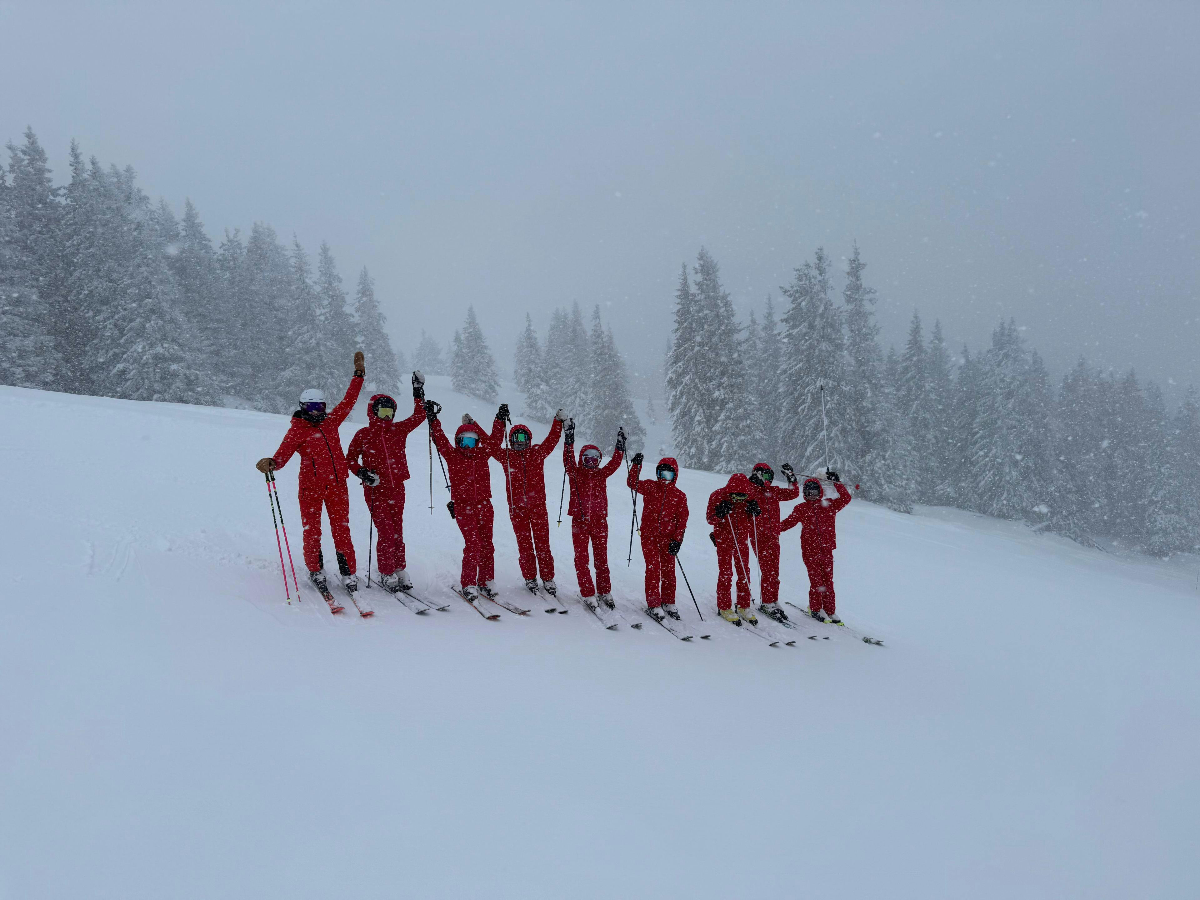 Beeindruckende Landschaften mit Bergen und Meer, wo Aktivitäten von Alpinskischule Edelweiss Kirchberg stattfinden.