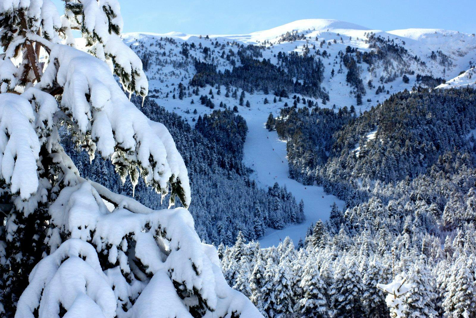 IMG_3944 Beautiful landscapes showcasing mountains and sea, where the experiences of Alta Cerdanya Escola d'Esquí are taking place.