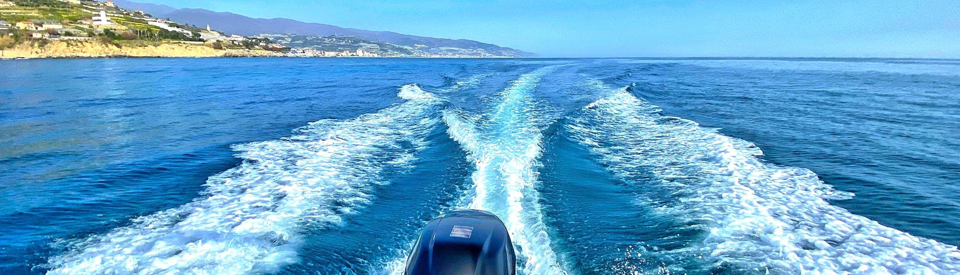 Barca a motore di Liguria in Barca con mare e paesaggio all'orizzonte.
