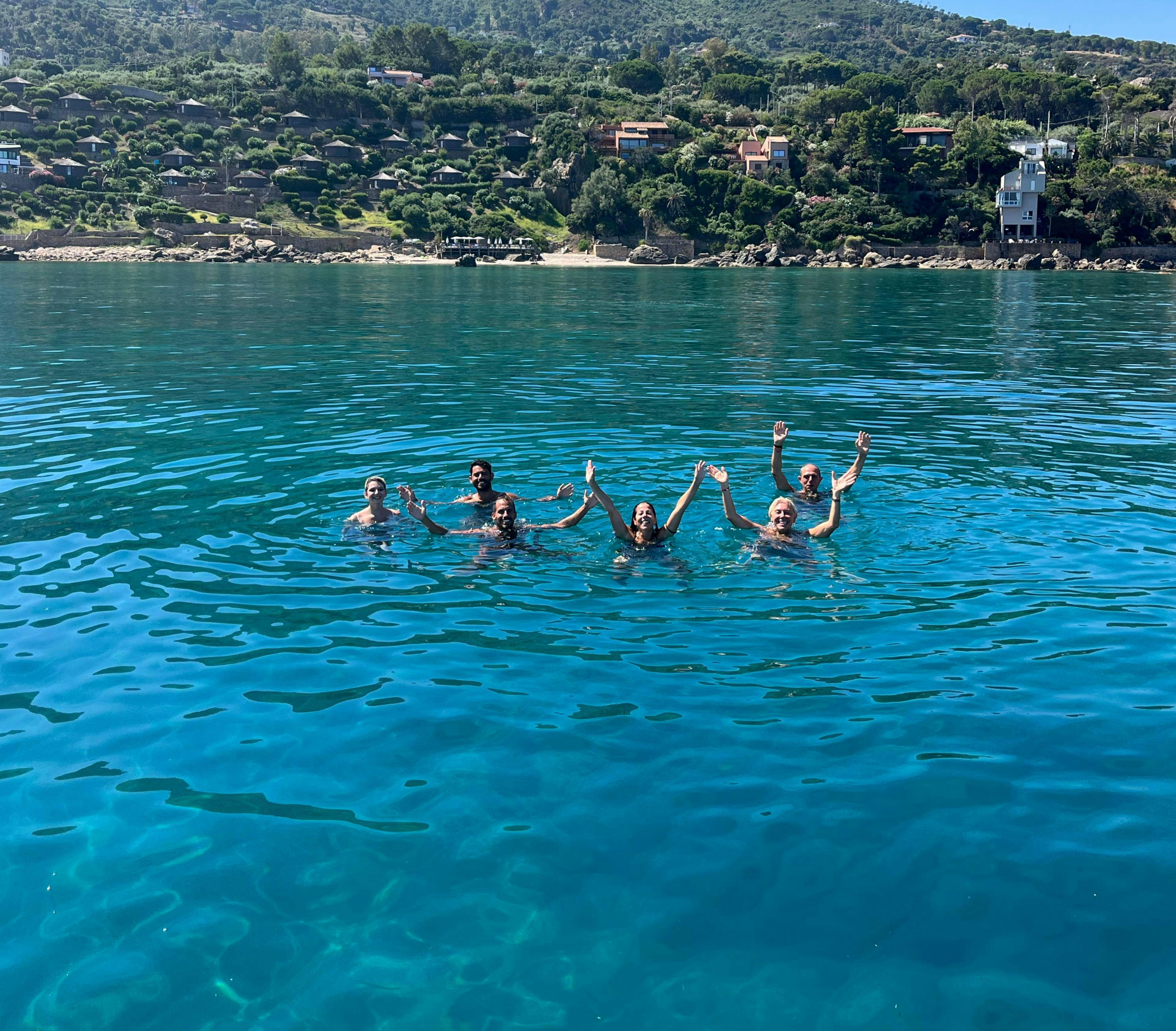Trip on Boat Cefalù Beeindruckende Landschaften mit Bergen und Meer, wo Aktivitäten von Trip on Boat Cefalù stattfinden.