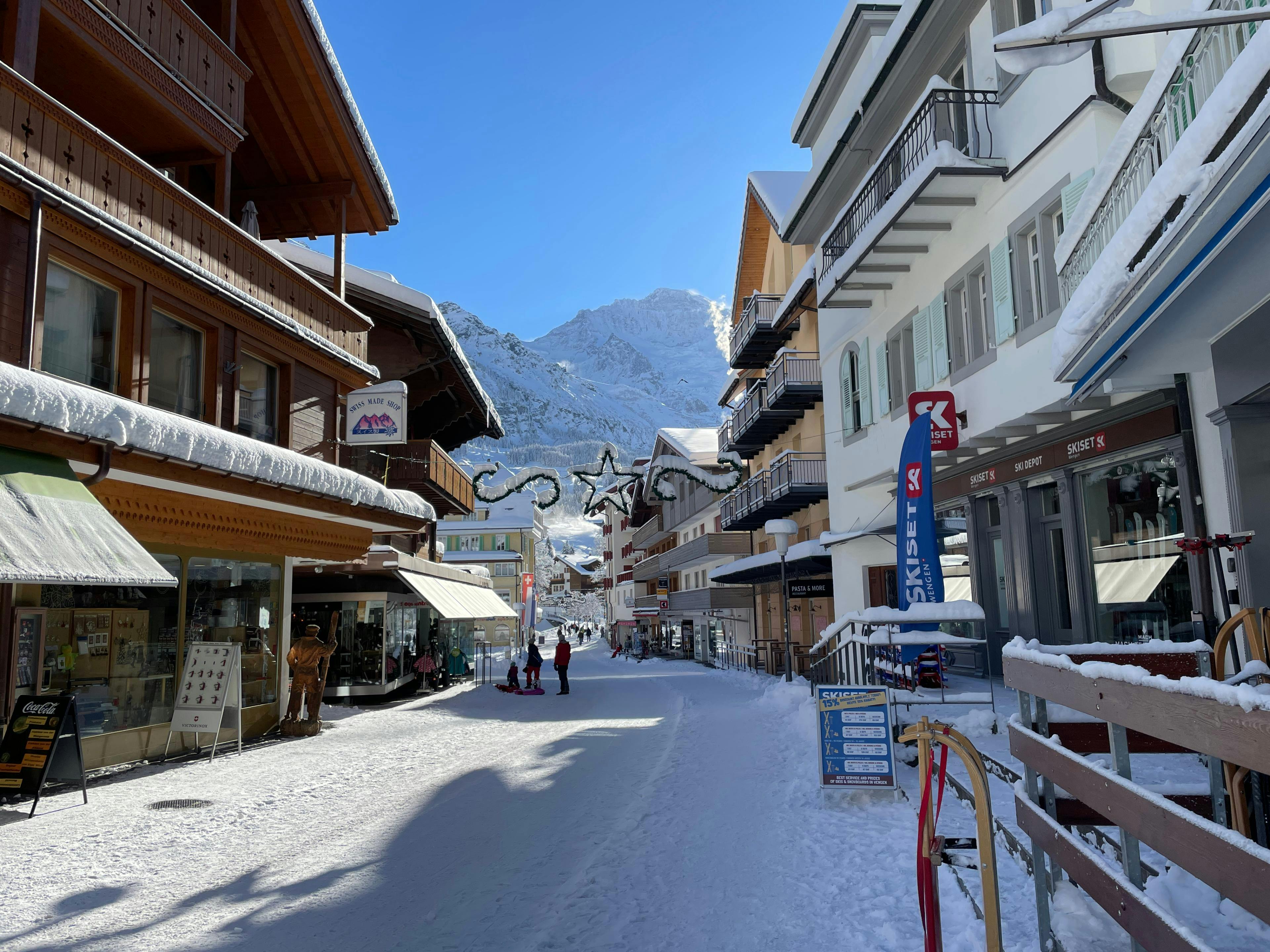 IMG_4853 Paisajes impresionantes de montaña y mar, donde tienen lugar las experiencias de Alquiler de esquís Skiset Wengen.