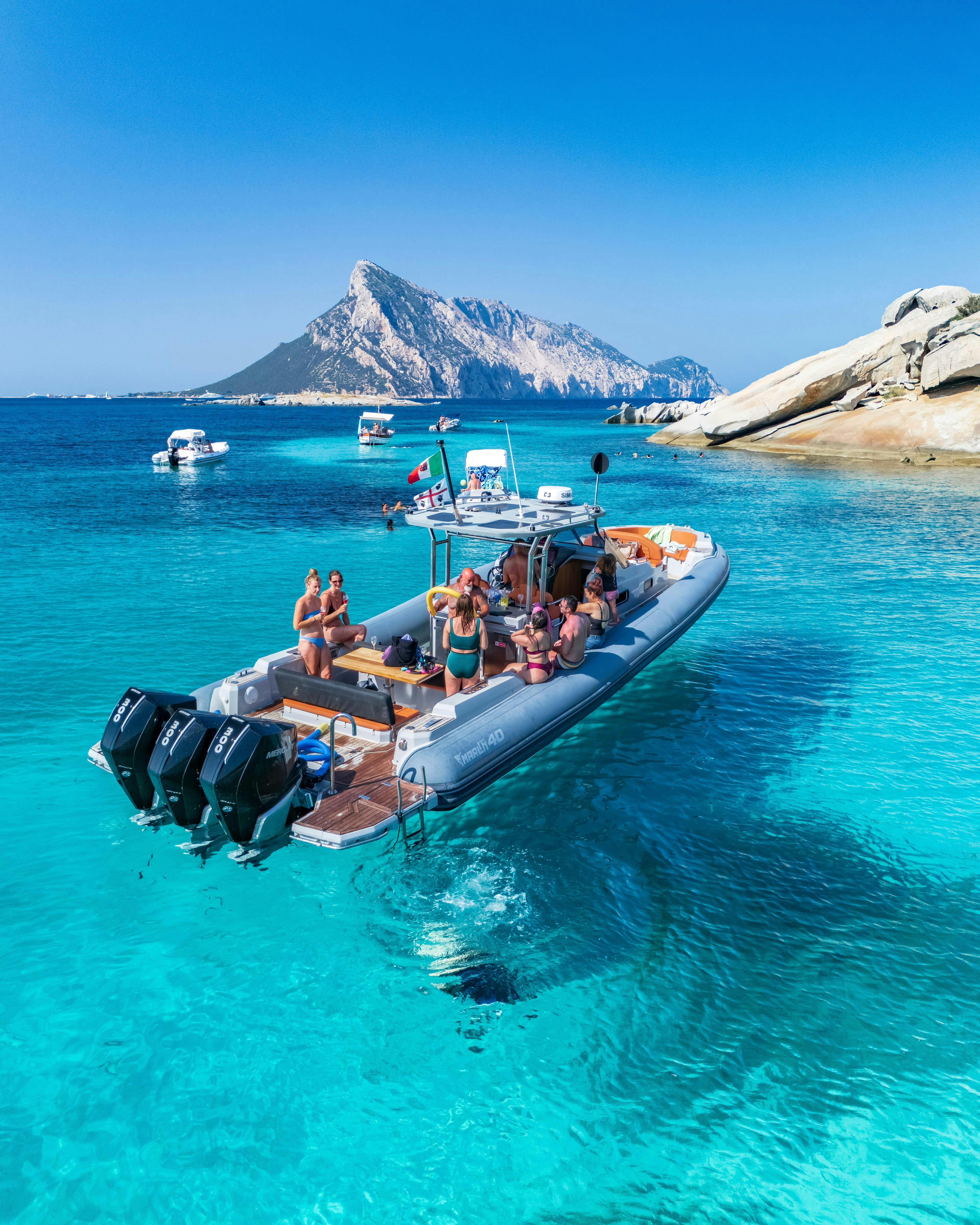 IMG_5753 Beeindruckende Landschaften mit Bergen und Meer, wo Aktivitäten von Controvento Charter Olbia stattfinden.