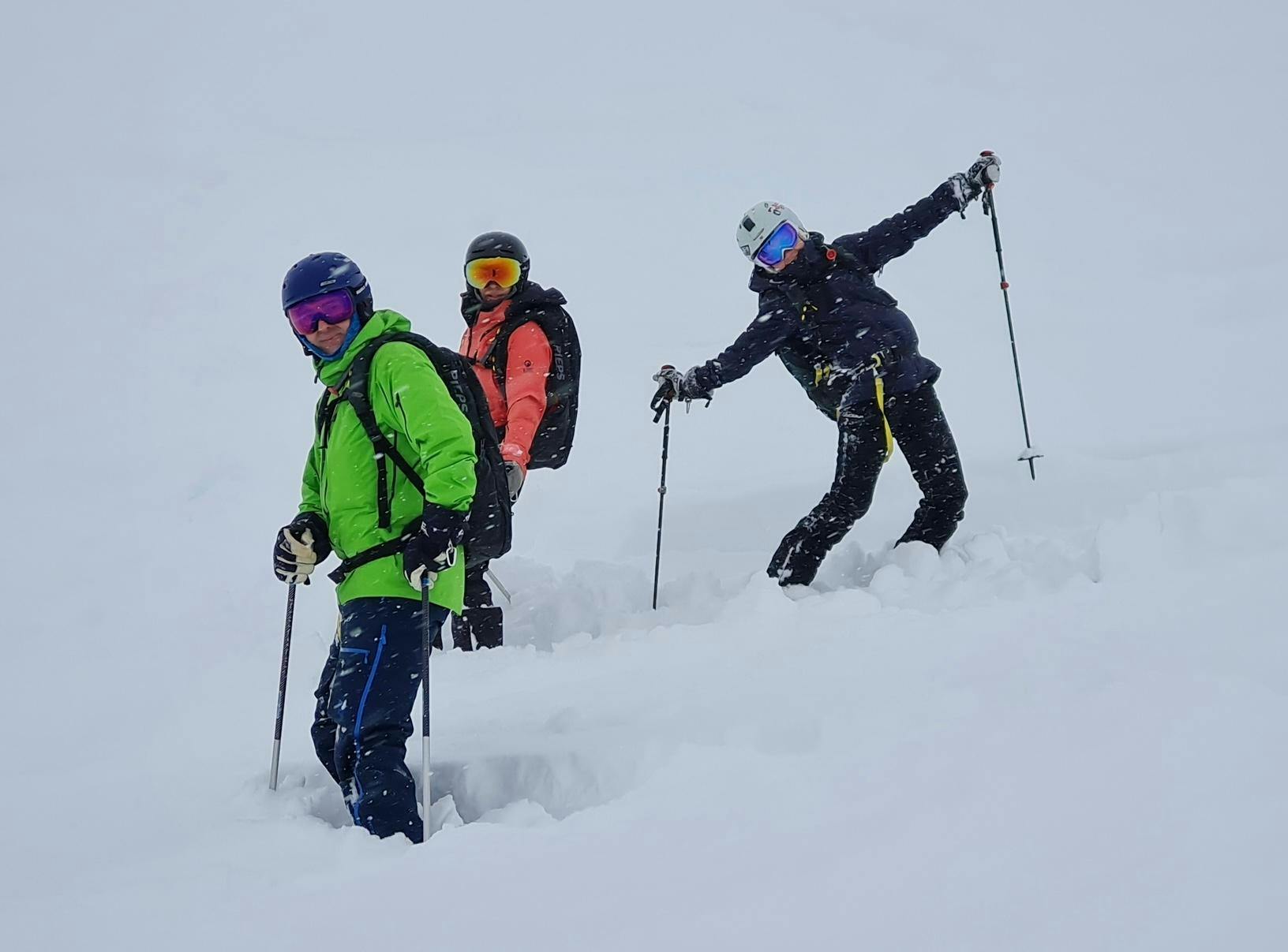 Magnifique paysage de montagnes et de mer, où se déroulent les activités de Skischule Arlberg Adventures.