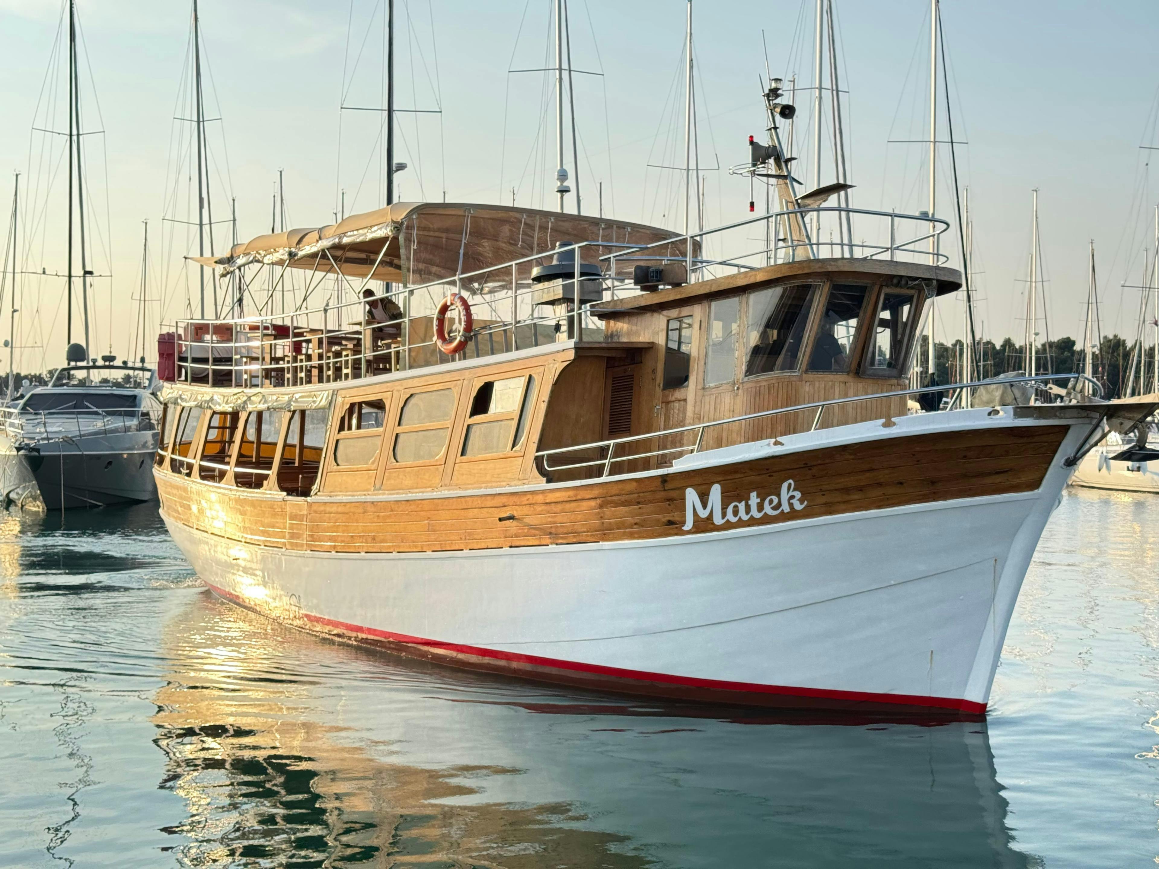 IMG_6846 Beeindruckende Landschaften mit Bergen und Meer, wo Aktivitäten von Boat Matek Novigrad stattfinden.