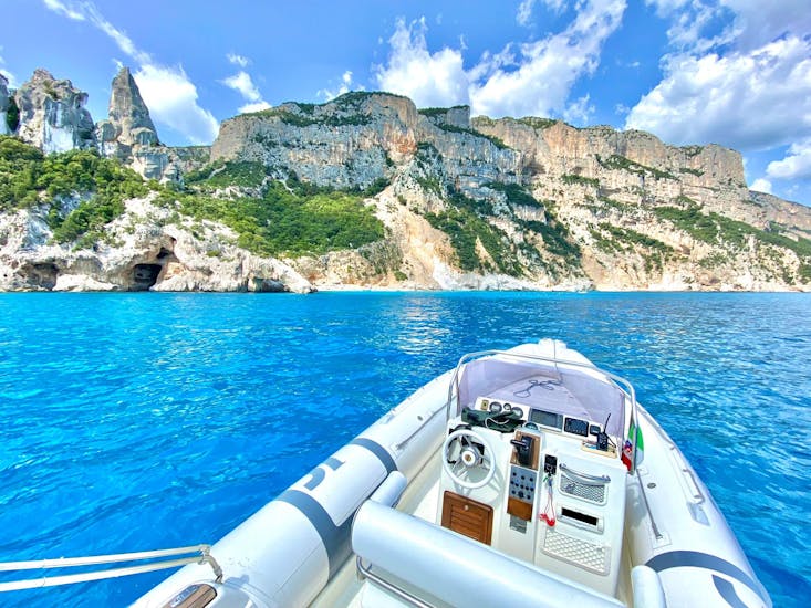 Vista del paesaggio che potete ammirare durante una gita in barca con Blue Line Boat Tours Arbatax.