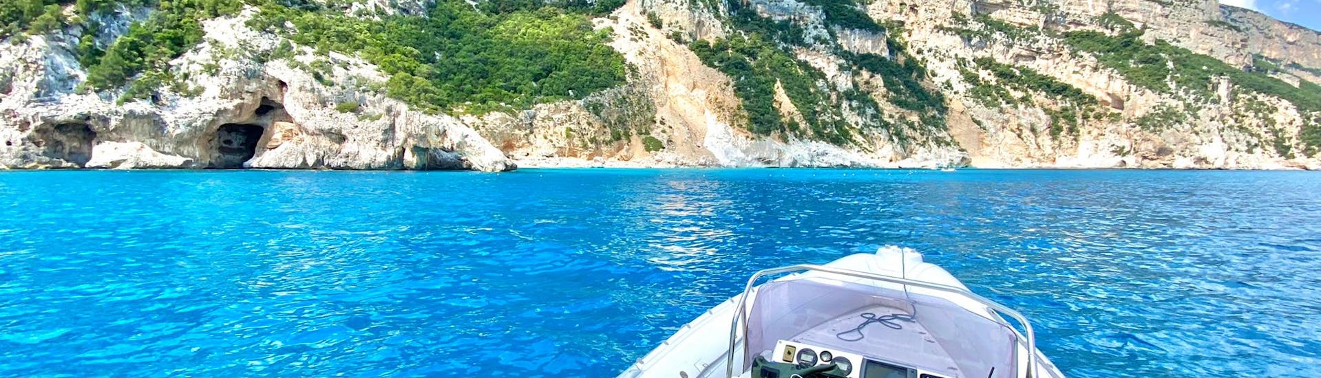 Vista del paesaggio che potete ammirare durante una gita in barca con Blue Line Boat Tours Arbatax.