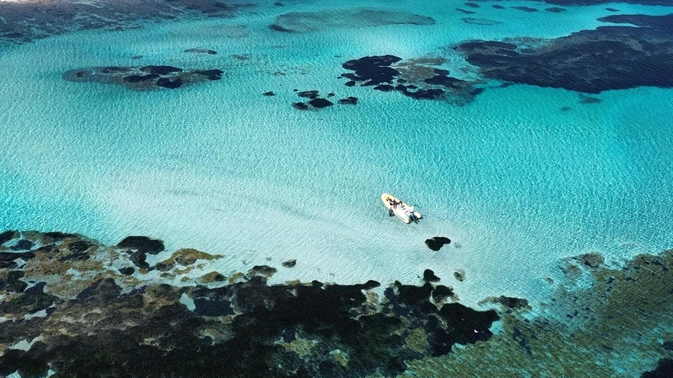 Magnifique paysage de montagnes et de mer, où se déroulent les activités de Sottovento Escursioni Stintino.
