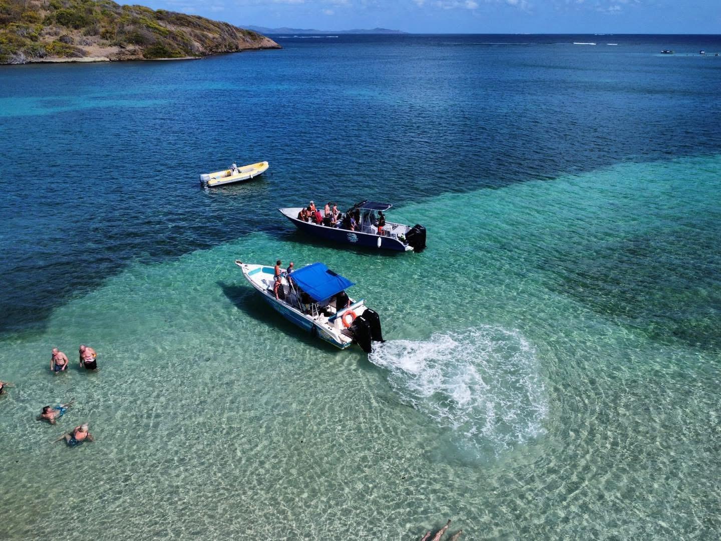 Zwei Boote brechen zu einem Ausflug über die kristallklaren Gewässer von Martinique mit Captain Manou auf.
