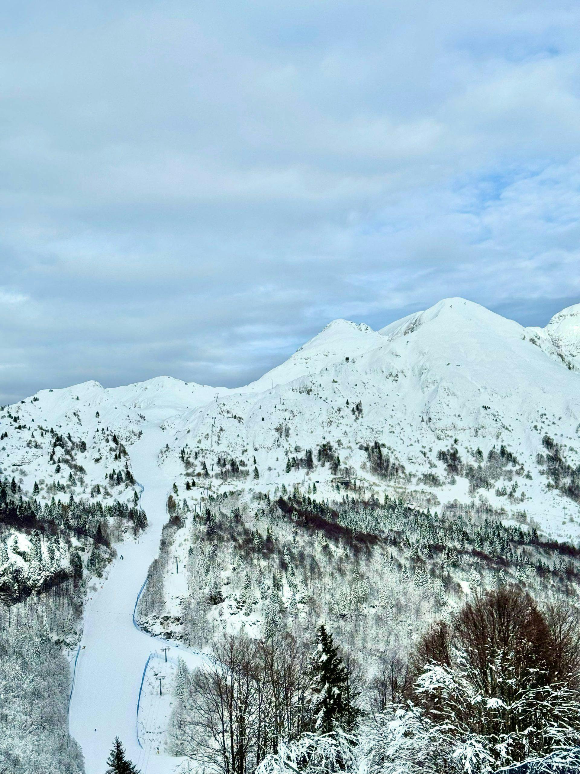 Scuola di Sci Aviano Piancavallo Panorama mozzafiato con montagne e mare, dove hanno luogo le attività di Scuola di Sci Aviano Piancavallo.