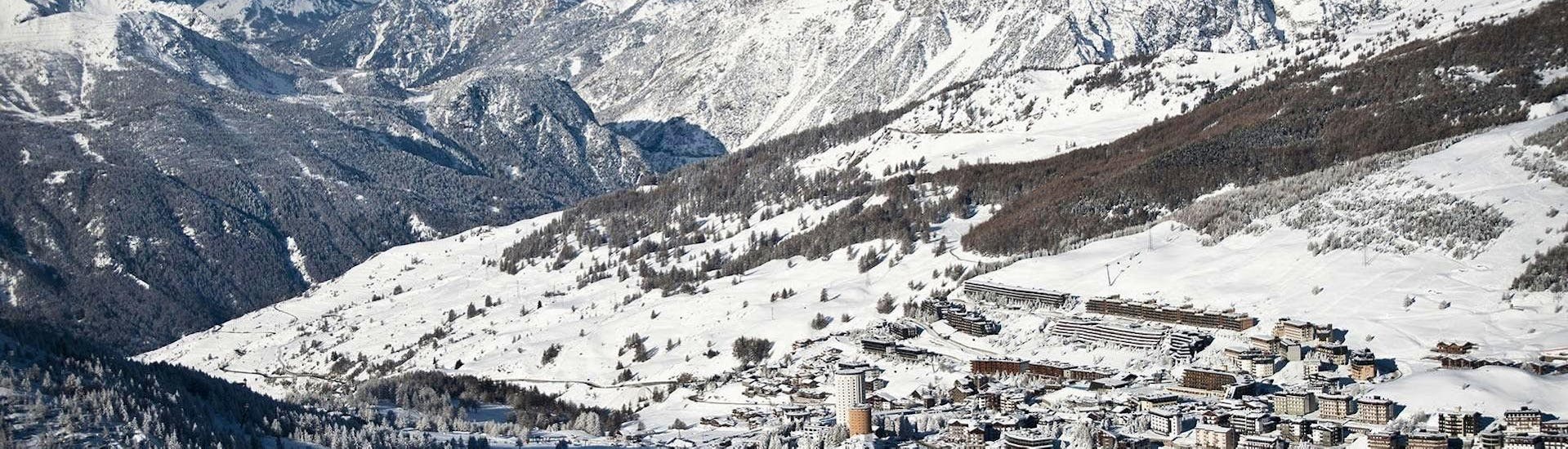 Preskige Ski & Snowboard School 1 La vista sulle montagne di Sestriere.
