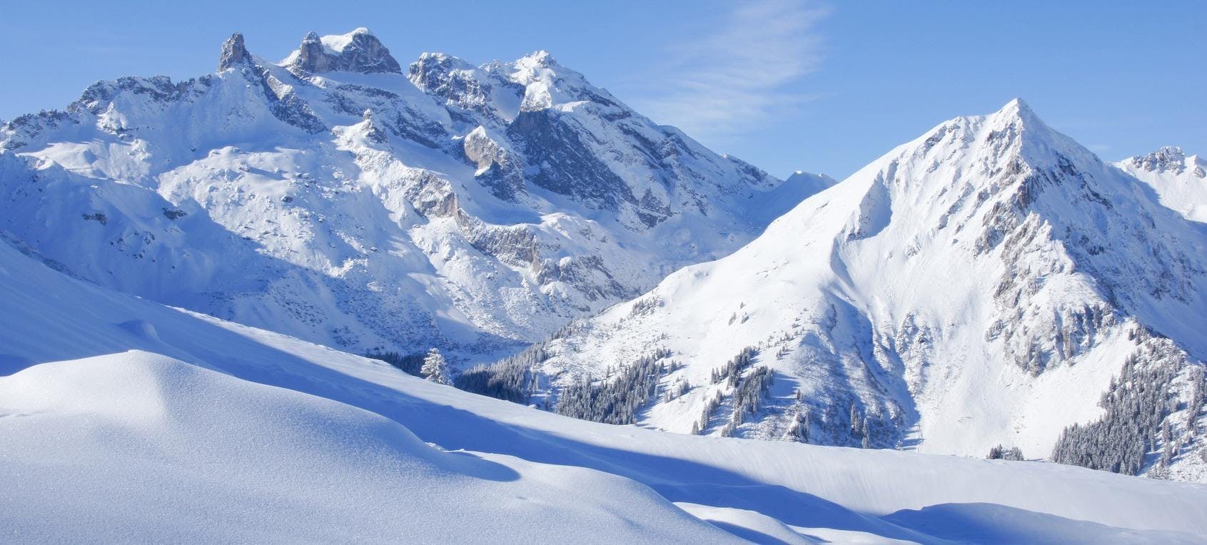 Beautiful landscapes showcasing mountains and sea, where the experiences of ESI ZigZag Samoëns are taking place.