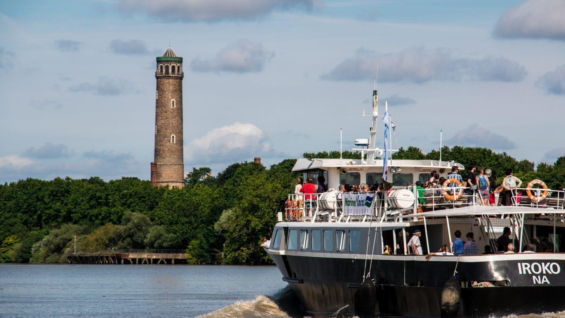 Eine der Fähren von Marine et Loire Croisières Nantes während einer Bootsfahrt auf der Loire.