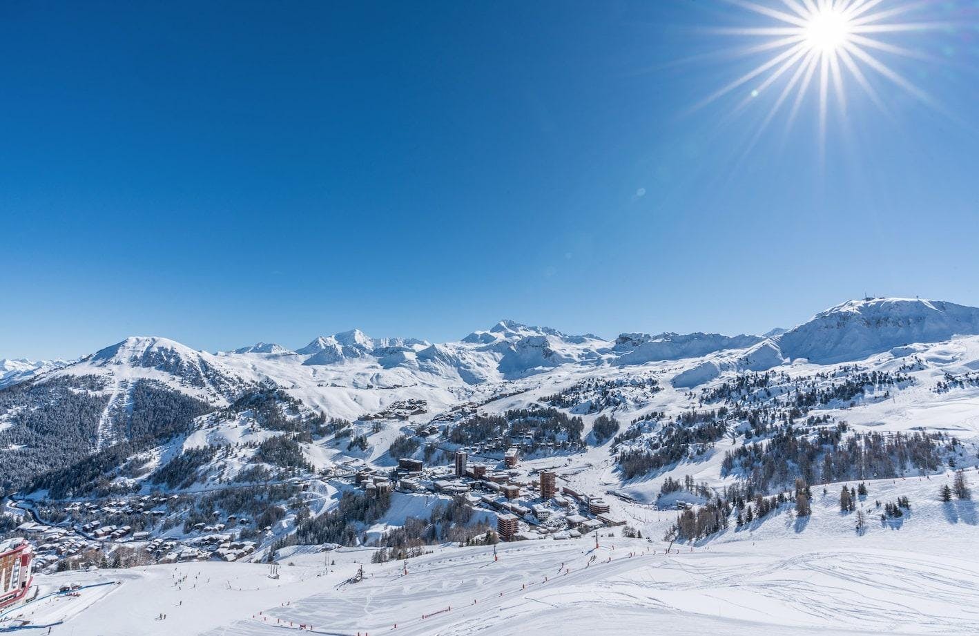 École de ski Oxygène La Plagne Magnifique paysage de montagnes et de mer, où se déroulent les activités de École de ski Oxygène La Plagne Centre.