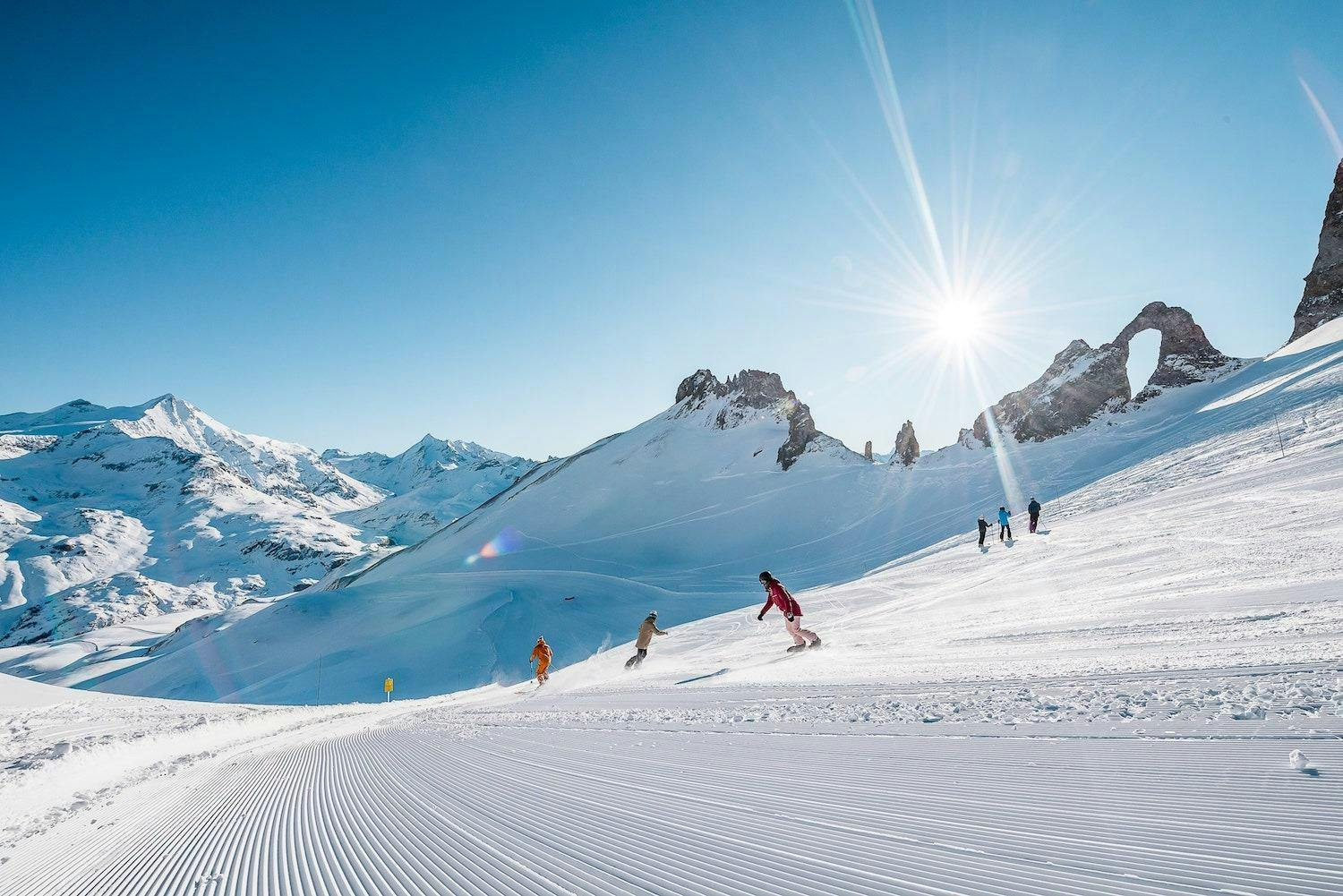 Panorama mozzafiato con montagne e mare, dove hanno luogo le attività di Scuola di sci Oxygène Tignes.
