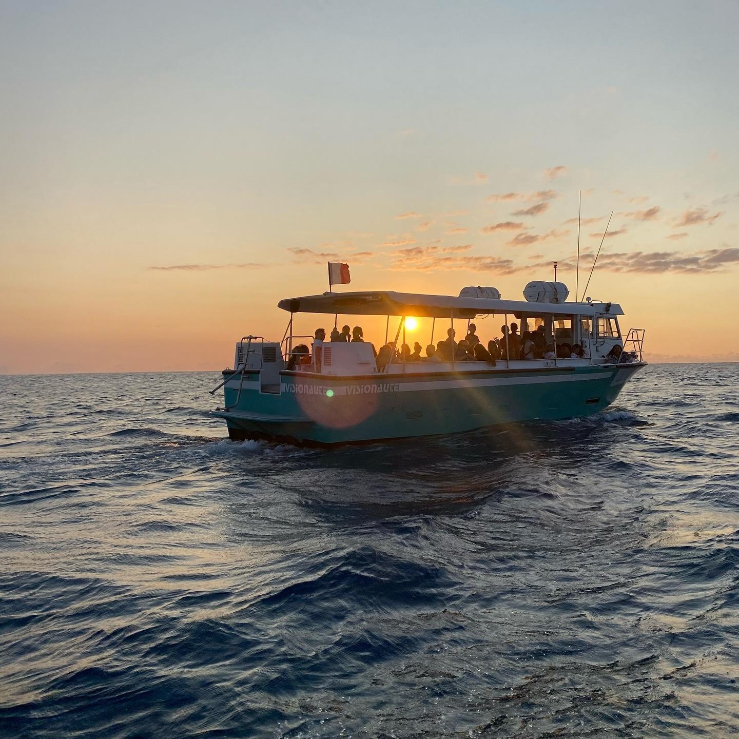 Eines der Boote von Visiobul auf dem Indischen Ozean bei einem Ausflug zum Sonnenuntergang.