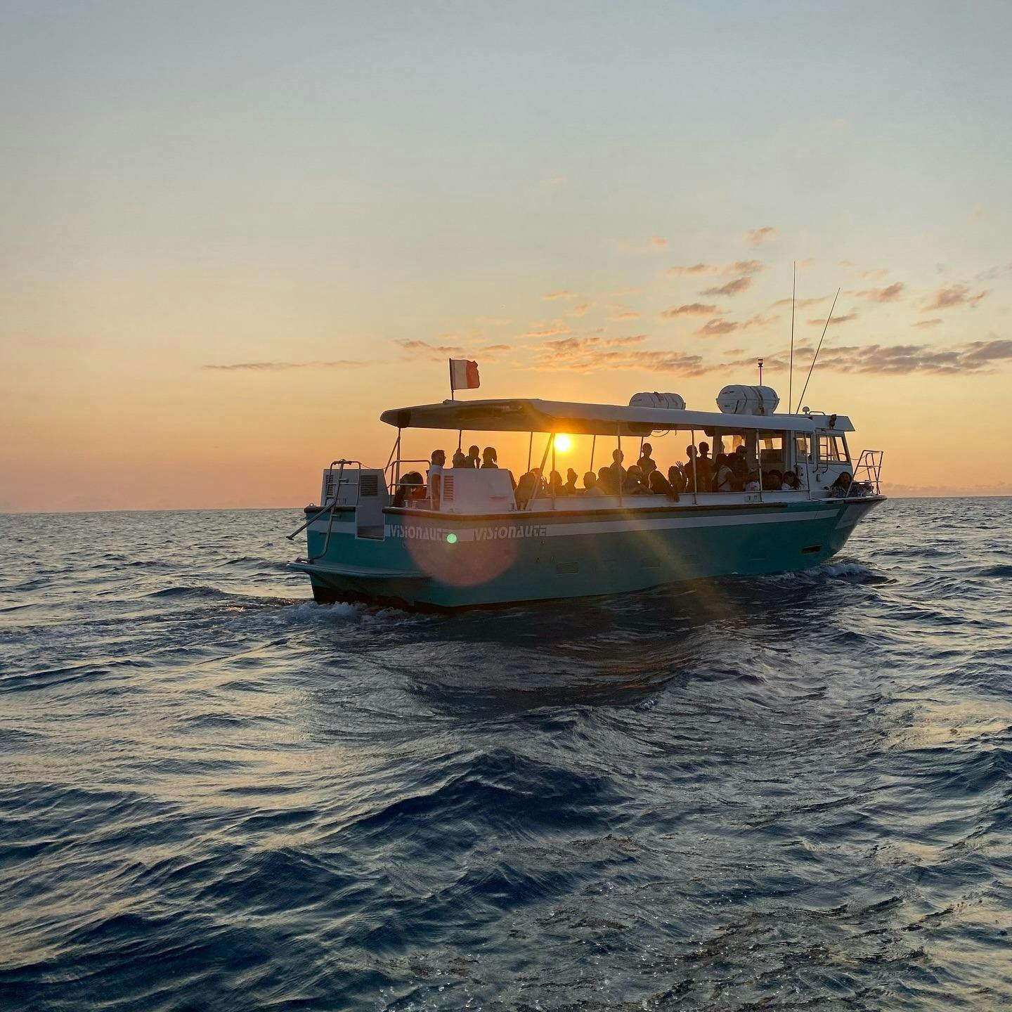 Visiobul Sea Life Reunion L'un des bateaux de Visiobul sur l'océan indien lors d'une sortie au coucher de soleil.