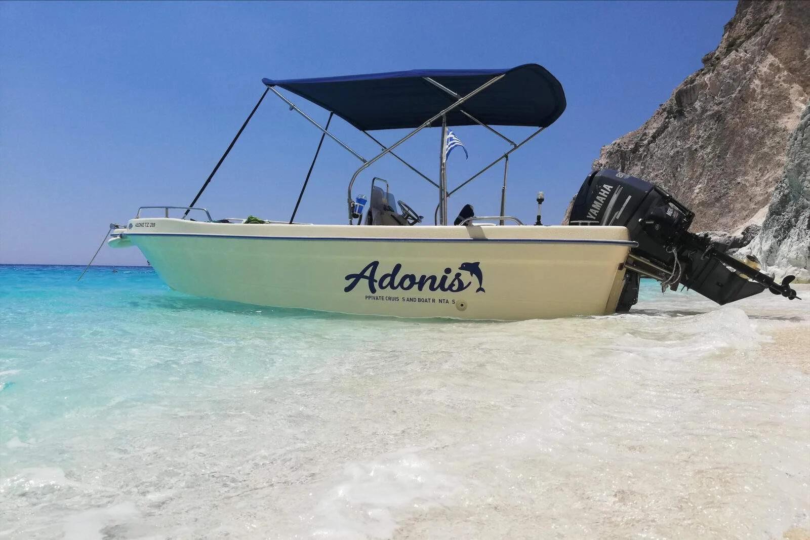 Le bateau d'Adonis boat rental Zakynthos au bord de la mer turquoise de la Grèce.