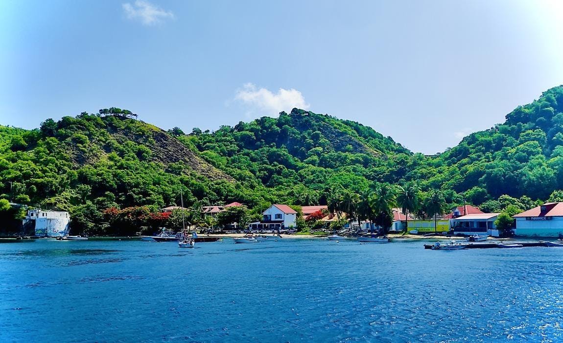 Magnifique paysage de montagnes et de mer, où se déroulent les activités de Gwad'Alizés Excursion Guadeloupe.