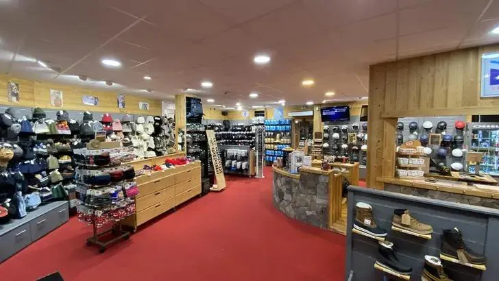 Panorama mozzafiato con montagne e mare, dove hanno luogo le attività di Noleggio sci Skiteam Plagne Bellecote.