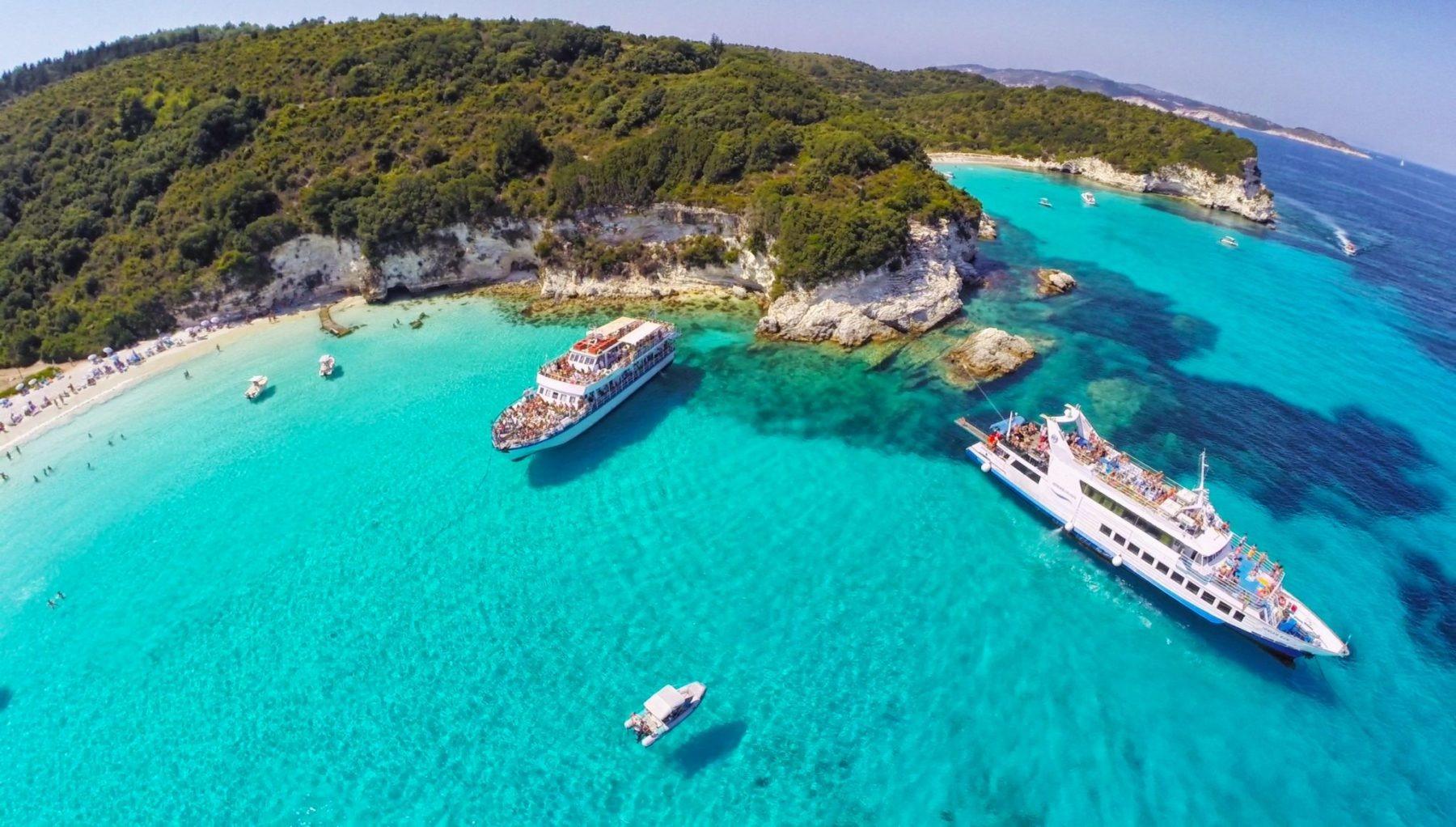 Vue aérienne de la magnifique mer turquoise que l’on peut admirer lors des excursions en bateau avec Corfu Daily Cruises.