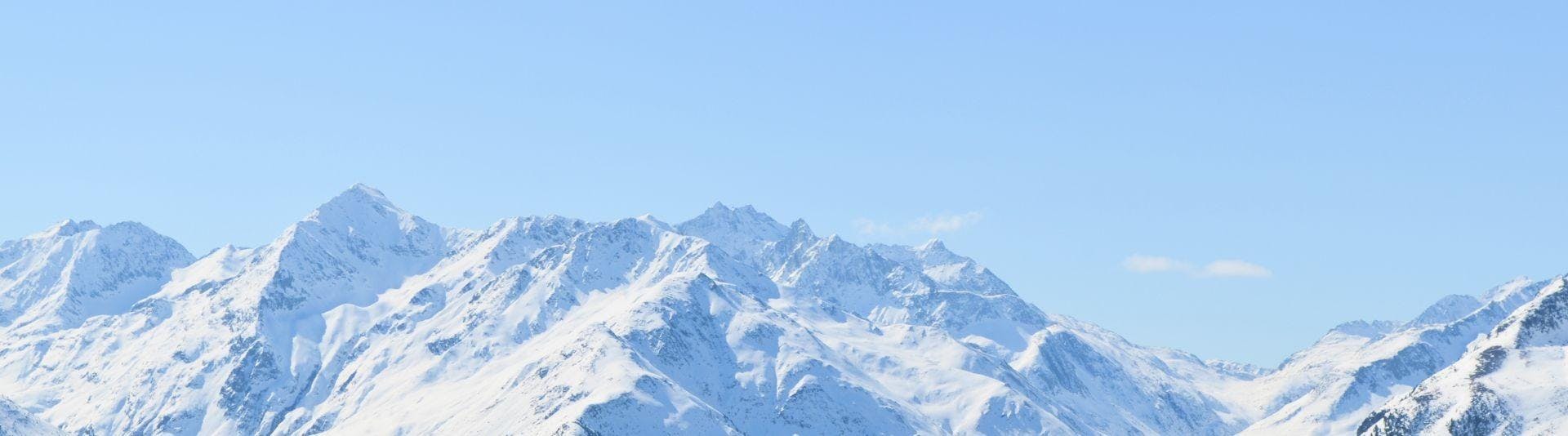Scuola Nazionale Sci Sestriere Magnifique paysage de montagnes et de mer, où se déroulent les activités de Scuola Nazionale Sci Sestriere.