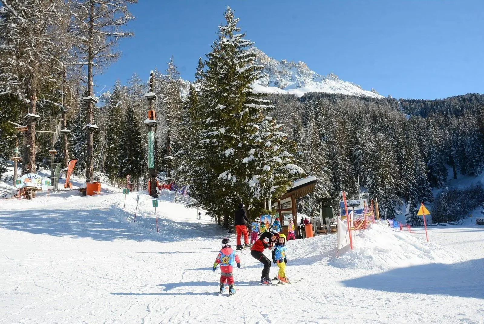 Ski und Snowboardschule Obereggen Magnifique paysage de montagnes et de mer, où se déroulent les activités de École de Ski Obereggen.