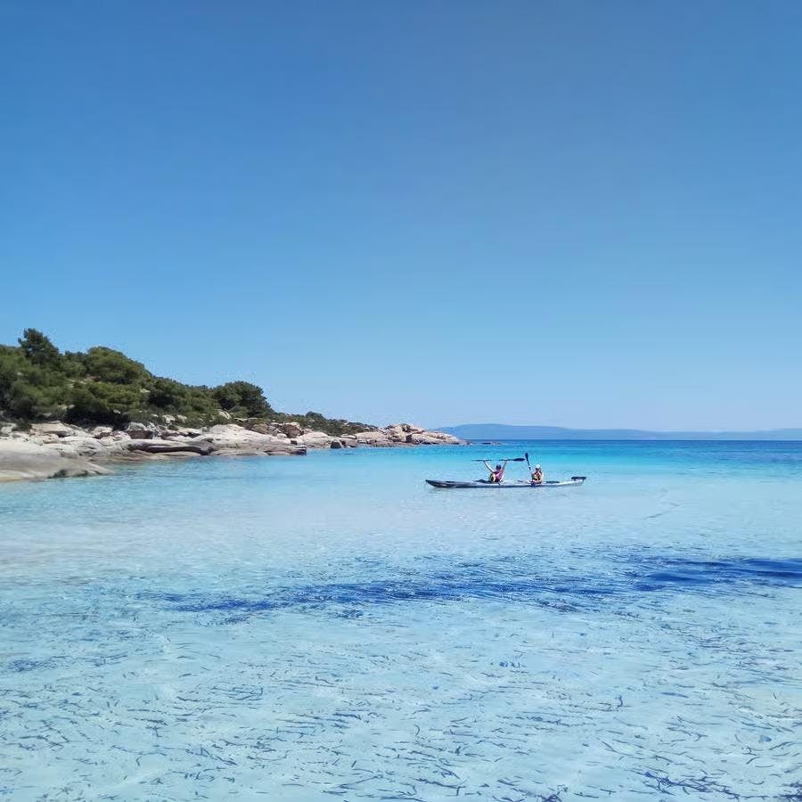Beeindruckende Landschaften mit Bergen und Meer, wo Aktivitäten von Explorers Halkidiki Sithonia stattfinden.