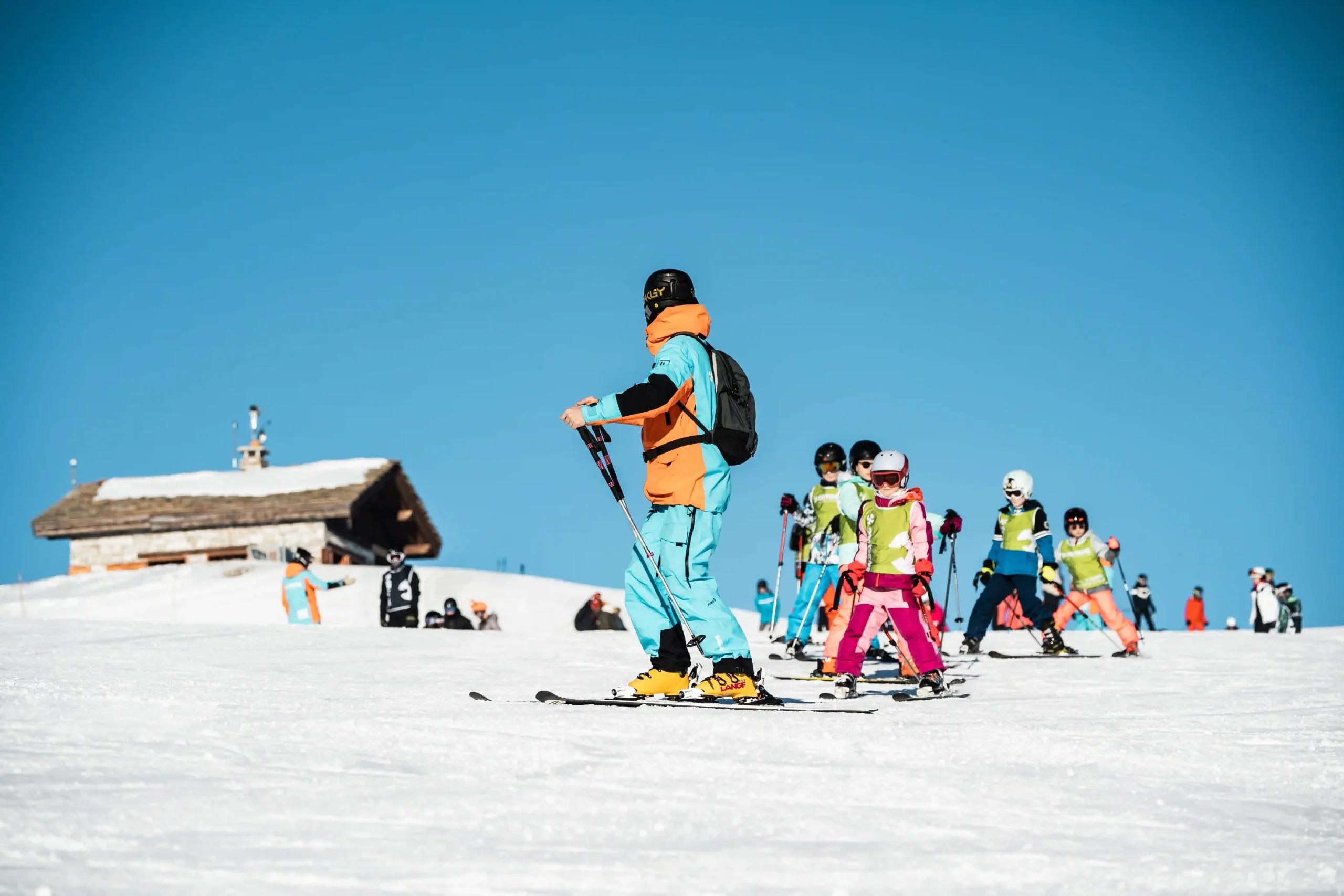 Un monitor de Oxygène Megève dando una clase de esquí para niños.