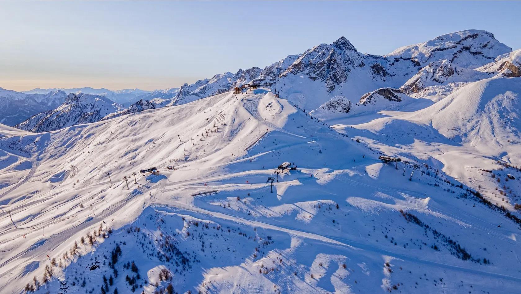 Der Skiort Serre Chevalier von oben gesehen mit der Skischule Oxygène.