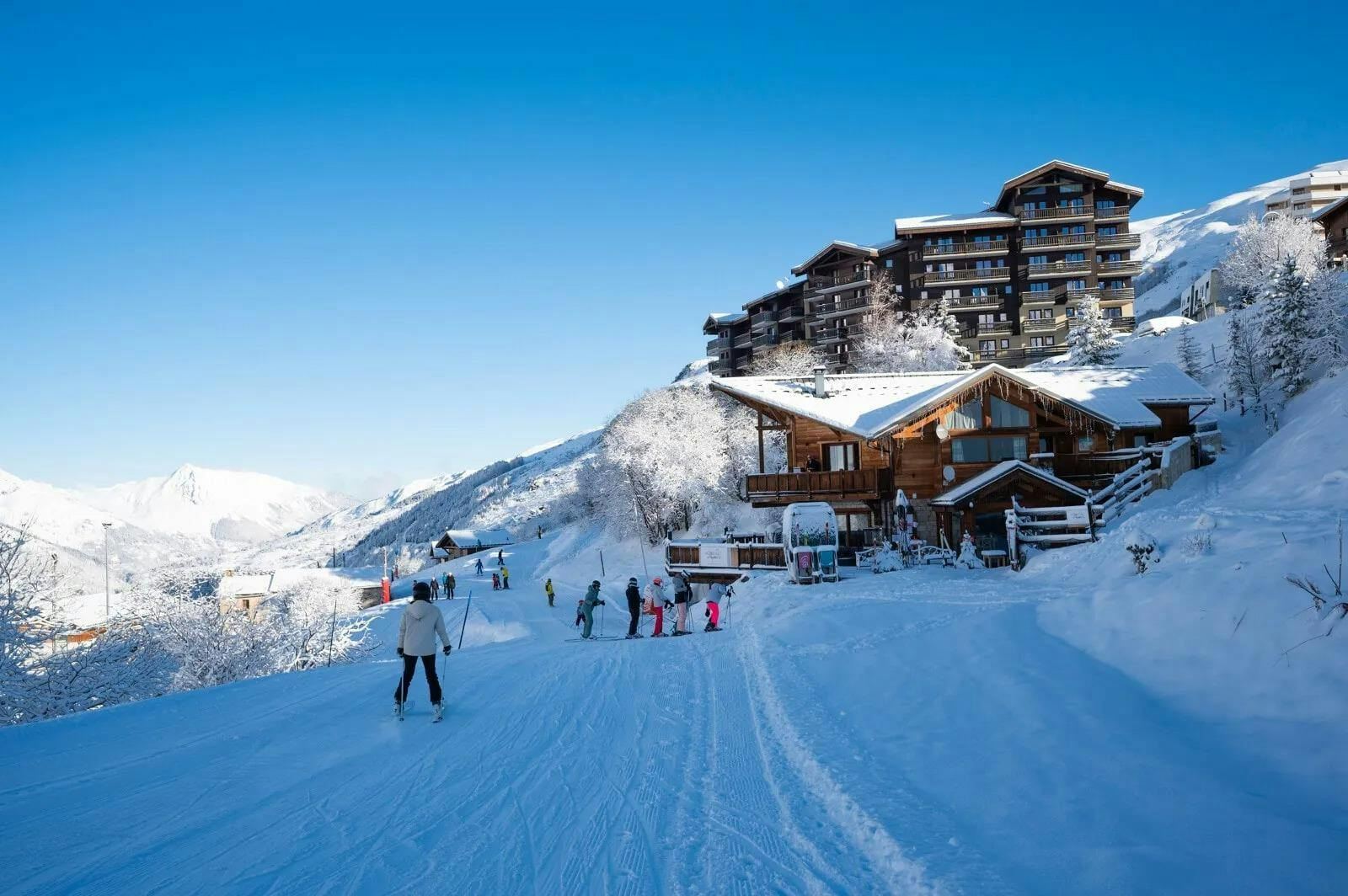 Ski School Oxygène Les Menuires Beautiful landscapes showcasing mountains and sea, where the experiences of Ski School Oxygène Les Menuires are taking place.