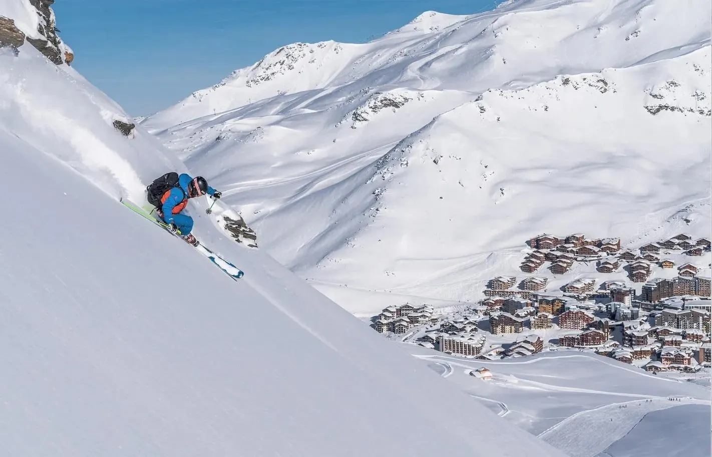 Ski School Oxygène Val Thorens Beautiful landscapes showcasing mountains and sea, where the experiences of Ski School Oxygène Val Thorens are taking place.