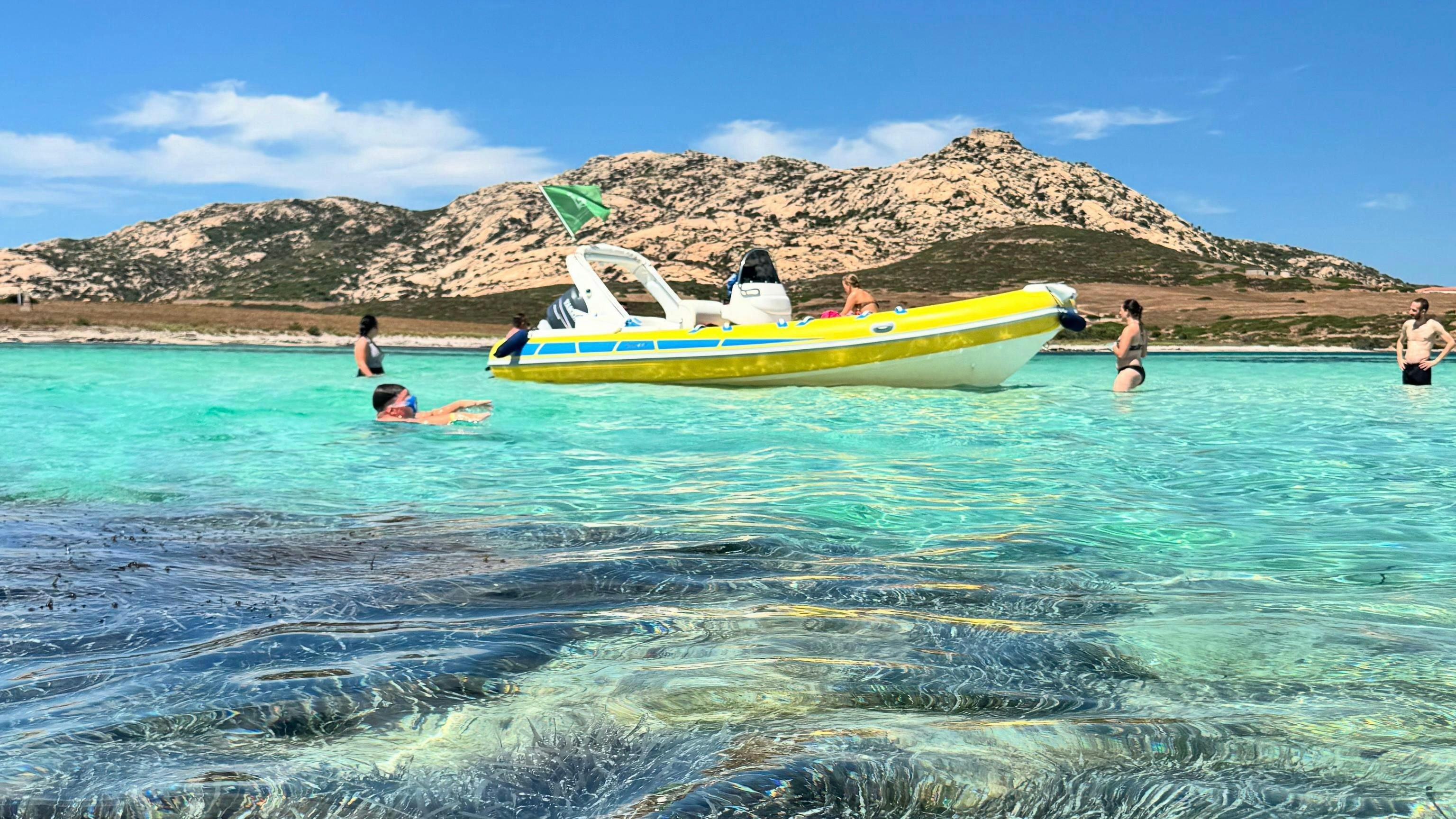 Panorama mozzafiato con montagne e mare, dove hanno luogo le attività di Sottovento Escursioni Stintino.