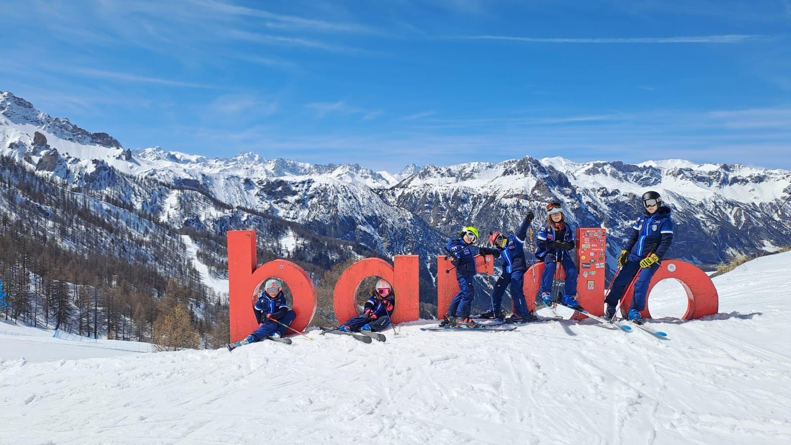 Immagine WhatsApp 2025-03-30 ore 13.46.51_0bbd3d23 Paisajes impresionantes de montaña y mar, donde tienen lugar las experiencias de Lancia Project Bardonecchia.