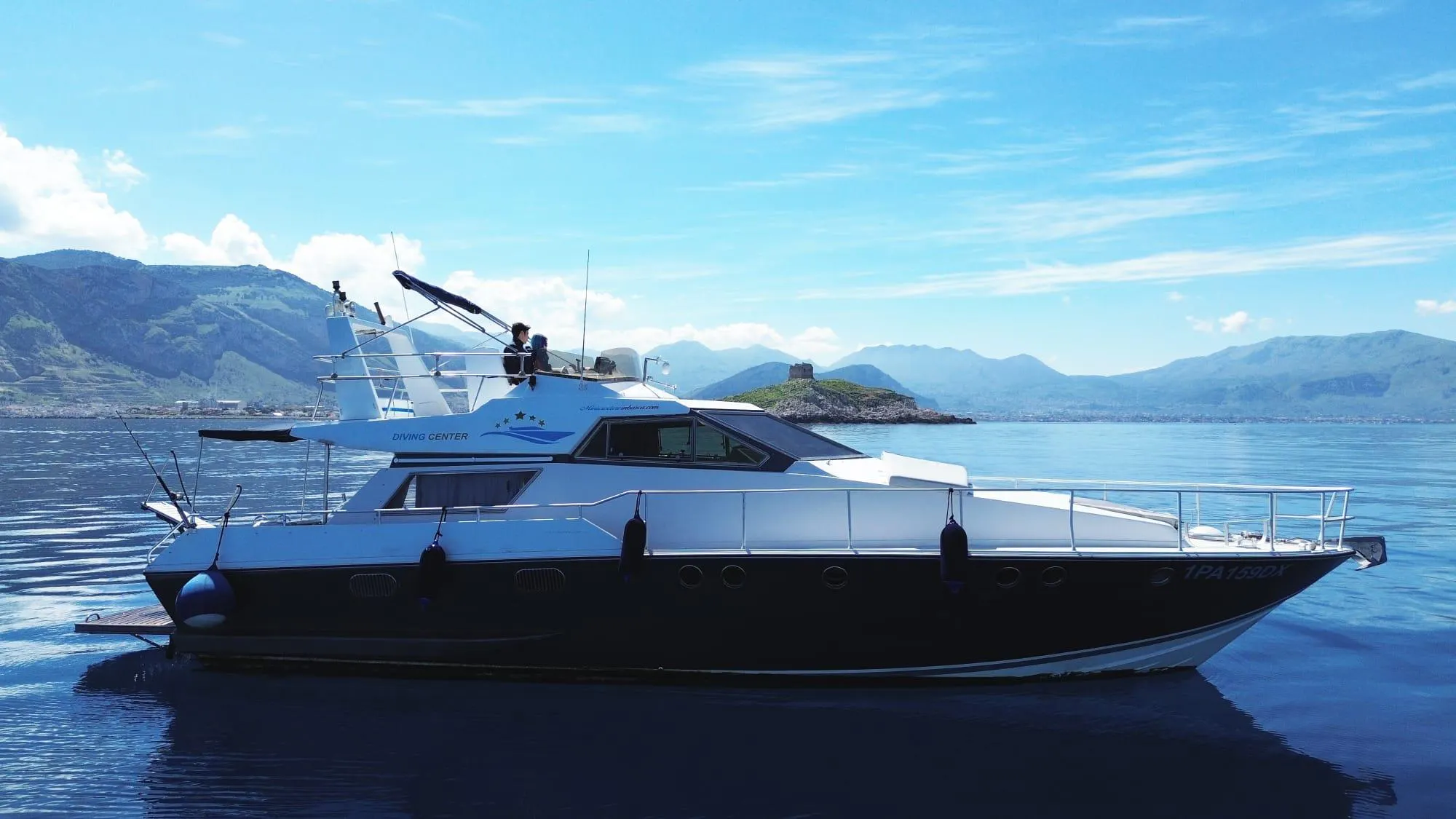 Beeindruckende Landschaften mit Bergen und Meer, wo Aktivitäten von Mini Crociere in Barca Palermo stattfinden.