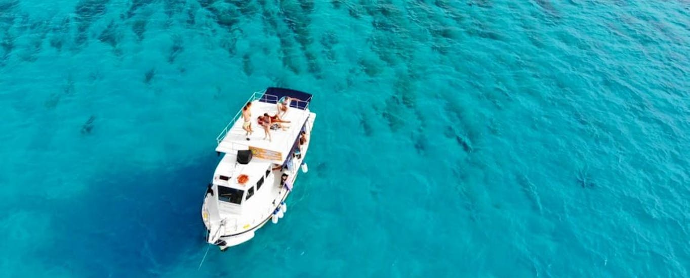 Photo of one of the comfortable boats with which you can enjoy a day in the Egadi Islands with In barca con Salvo.