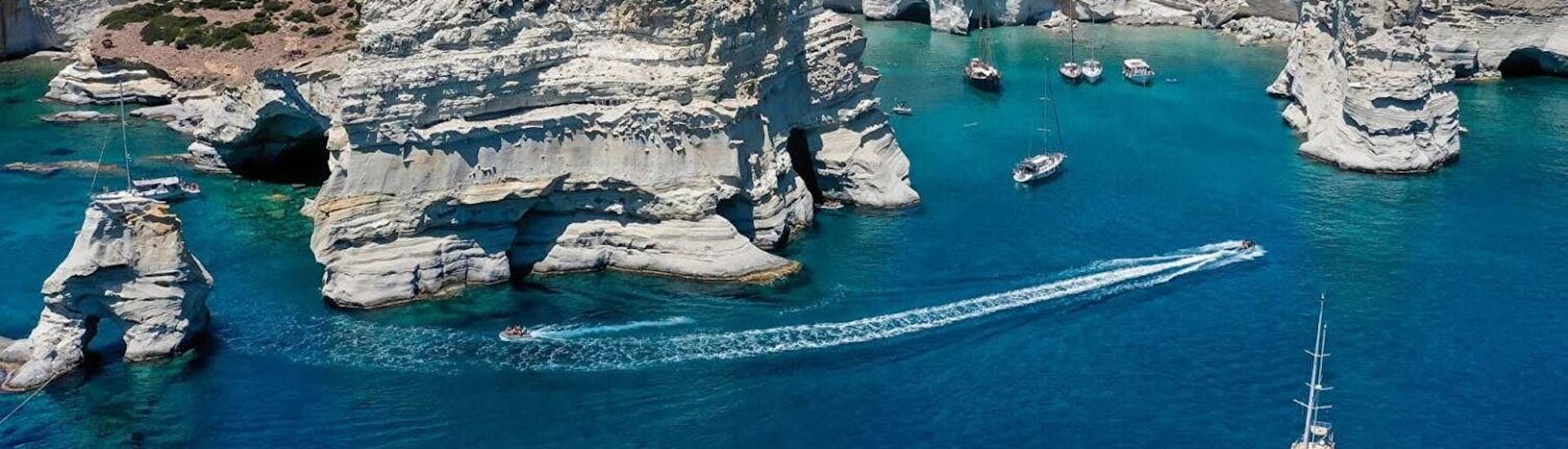 Vista aérea de Kleftiko, el lugar más fotografiado de Milos, con Indigo Yacht Milos.