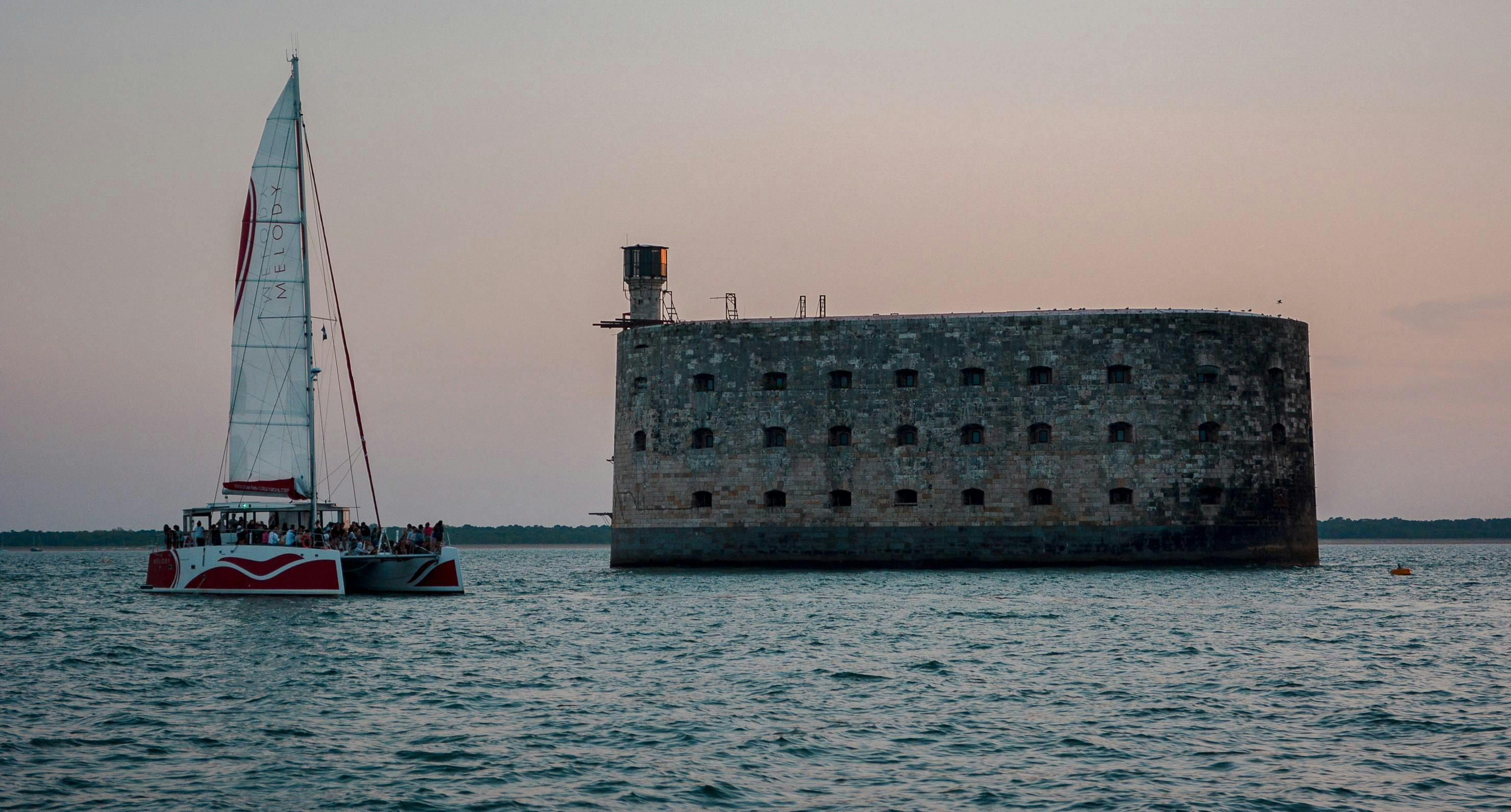 Inter-Îles Catamarans La Rochelle Beeindruckende Landschaften mit Bergen und Meer, wo Aktivitäten von Inter-îles Catamarans stattfinden.