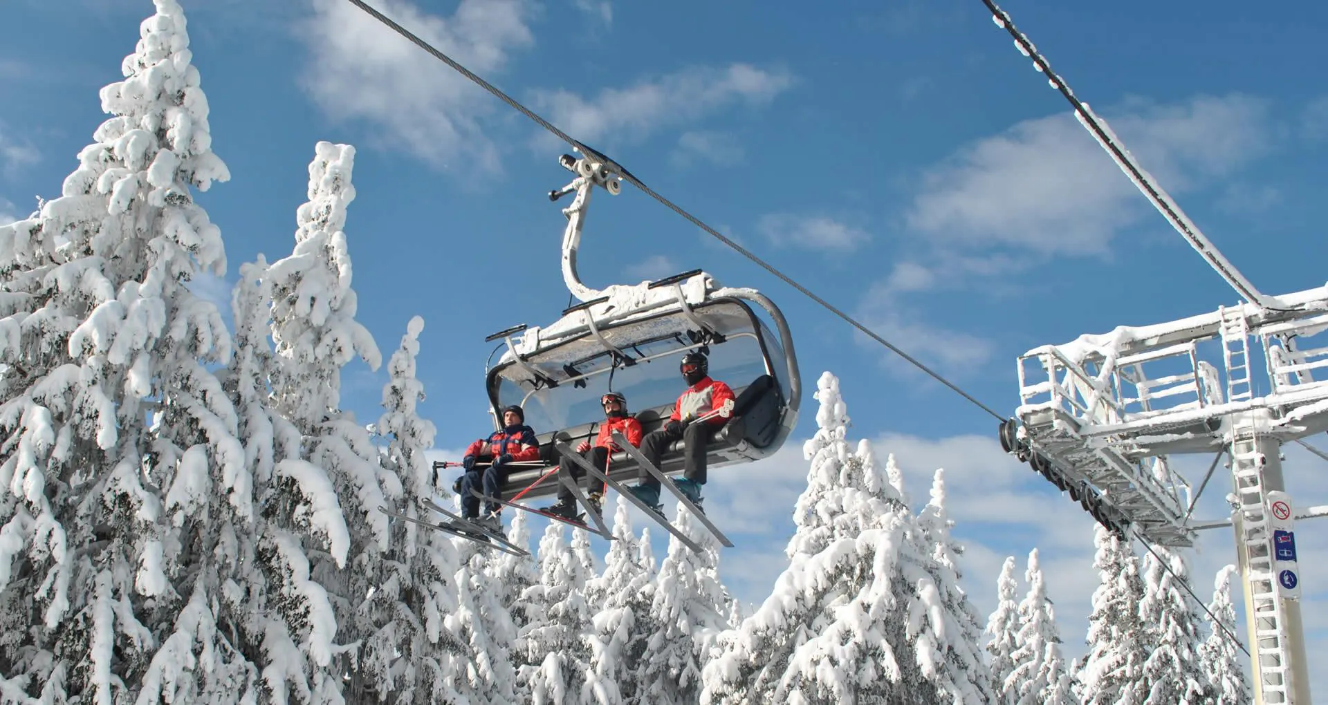 Interski Pamporovo Prachtige landschappen met bergen en zee, waar de ervaringen van Interski Pamporovo plaatsvinden.